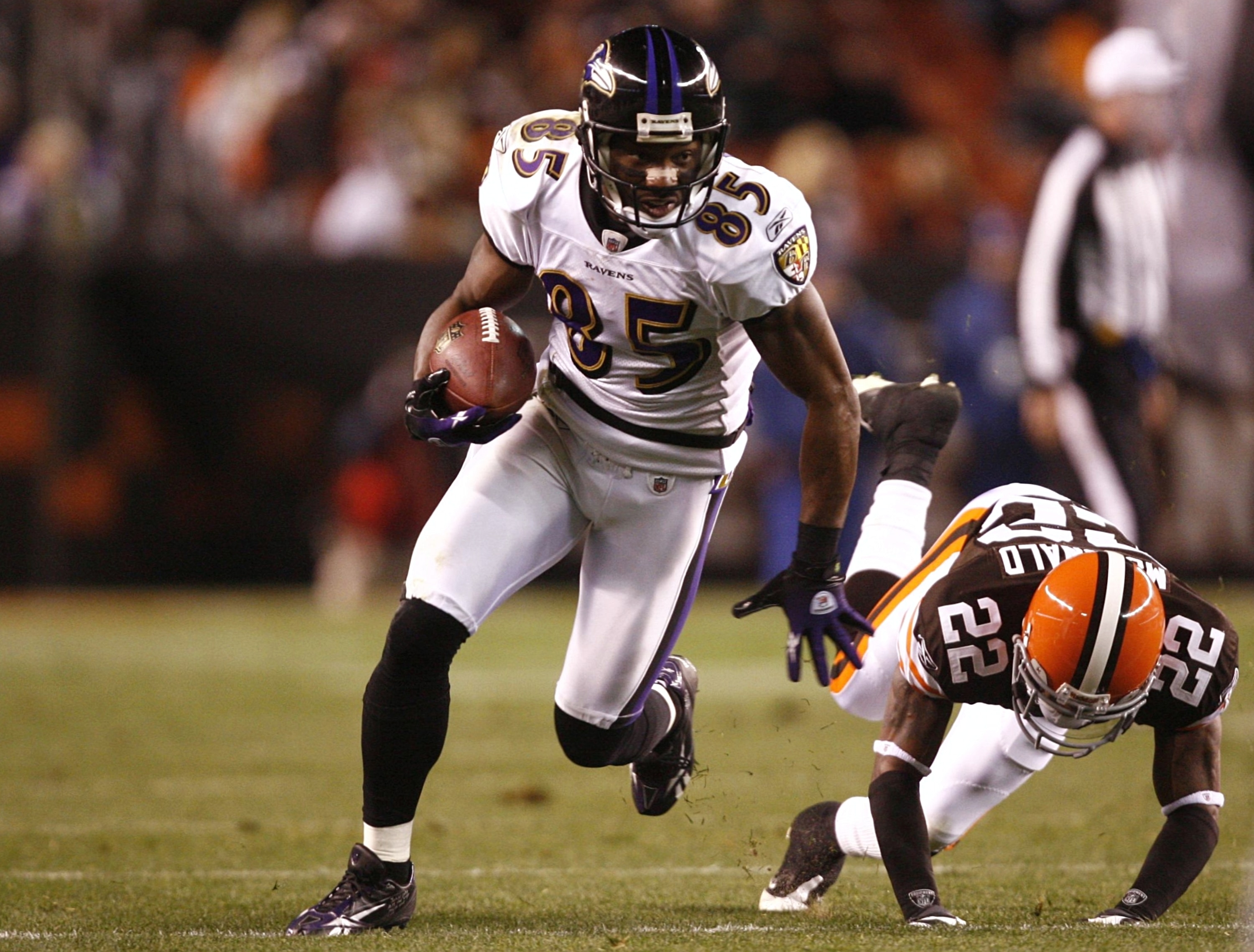 CLEVELAND - NOVEMBER 16: Derrick Mason #85 of the Baltimore Ravens runs for yards after the catch on a 41-yard reception in the third quarter against Brandon McDonald #22 of the Cleveland Browns at Cleveland Browns Stadium on November 16, 2009 in Clevelan