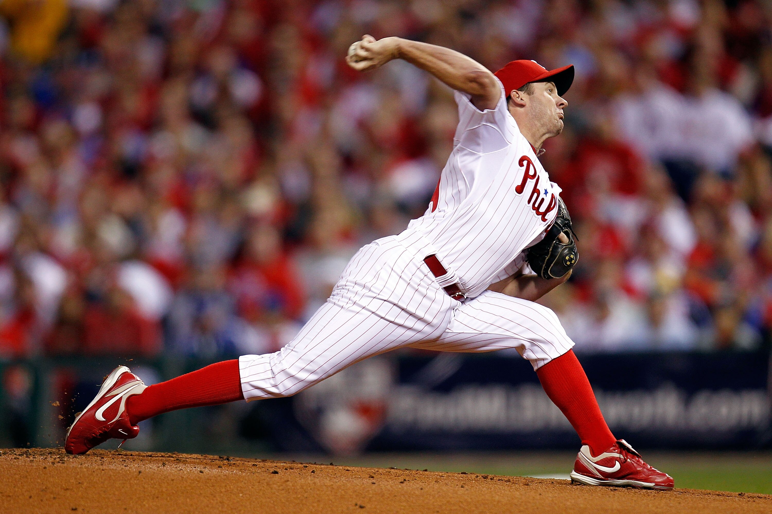 PHILADELPHIA - OCTOBER 17:  Pitcher Roy Oswalt #44 of the Philadelphia Phillies pitches in the first inning against the San Francisco Giants in Game Two of the NLCS during the 2010 MLB Playoffs at Citizens Bank Park on October 17, 2010 in Philadelphia, Pe