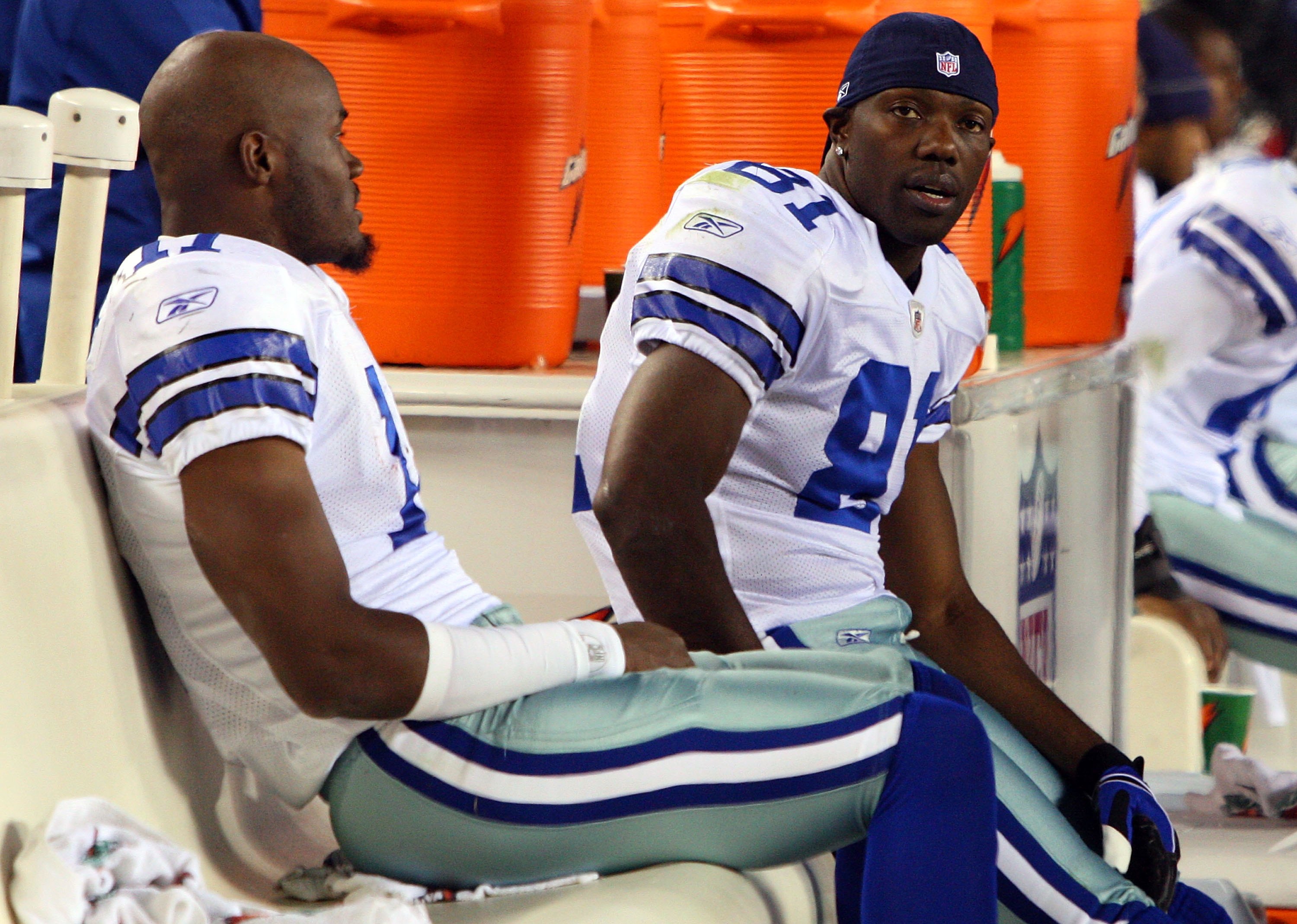 PHILADELPHIA - DECEMBER 28:  Roy Williams #11 and Terrell Owens #81 of the Dallas Cowboys sit on the bench late in the game against the Philadelphia Eagles on December 28, 2008 at Lincoln Financial Field in Philadelphia, Pennsylvania. The Eagles defeated 