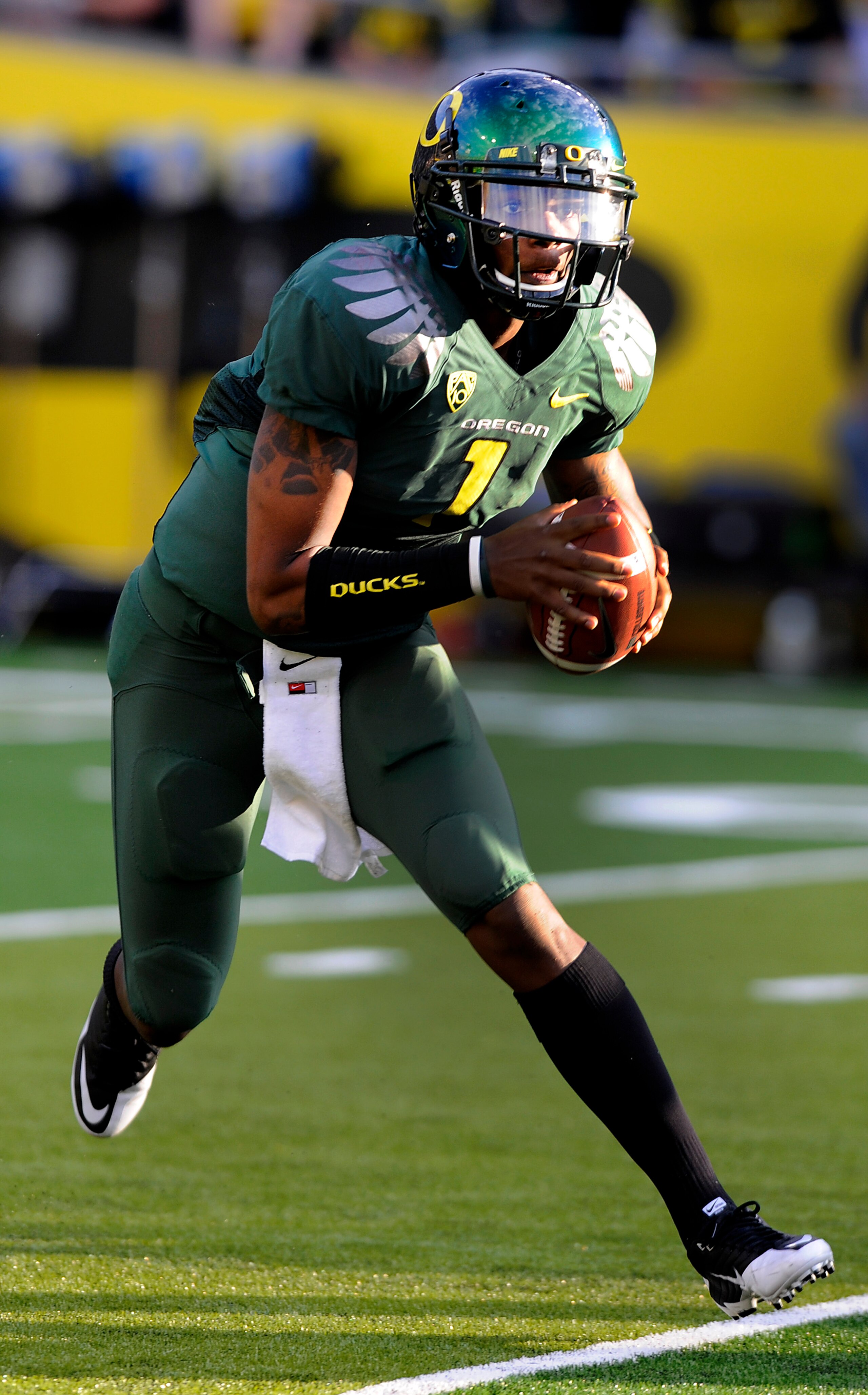 EUGENE, OR - OCTOBER 2: Quarterback Darron Thomas #1 of the Oregon Ducks runs with the ball in the first quarter of the game against the Stanford Cardinal at Autzen Stadium on October 2, 2010 in Eugene, Oregon. (Photo by Steve Dykes/Getty Images)