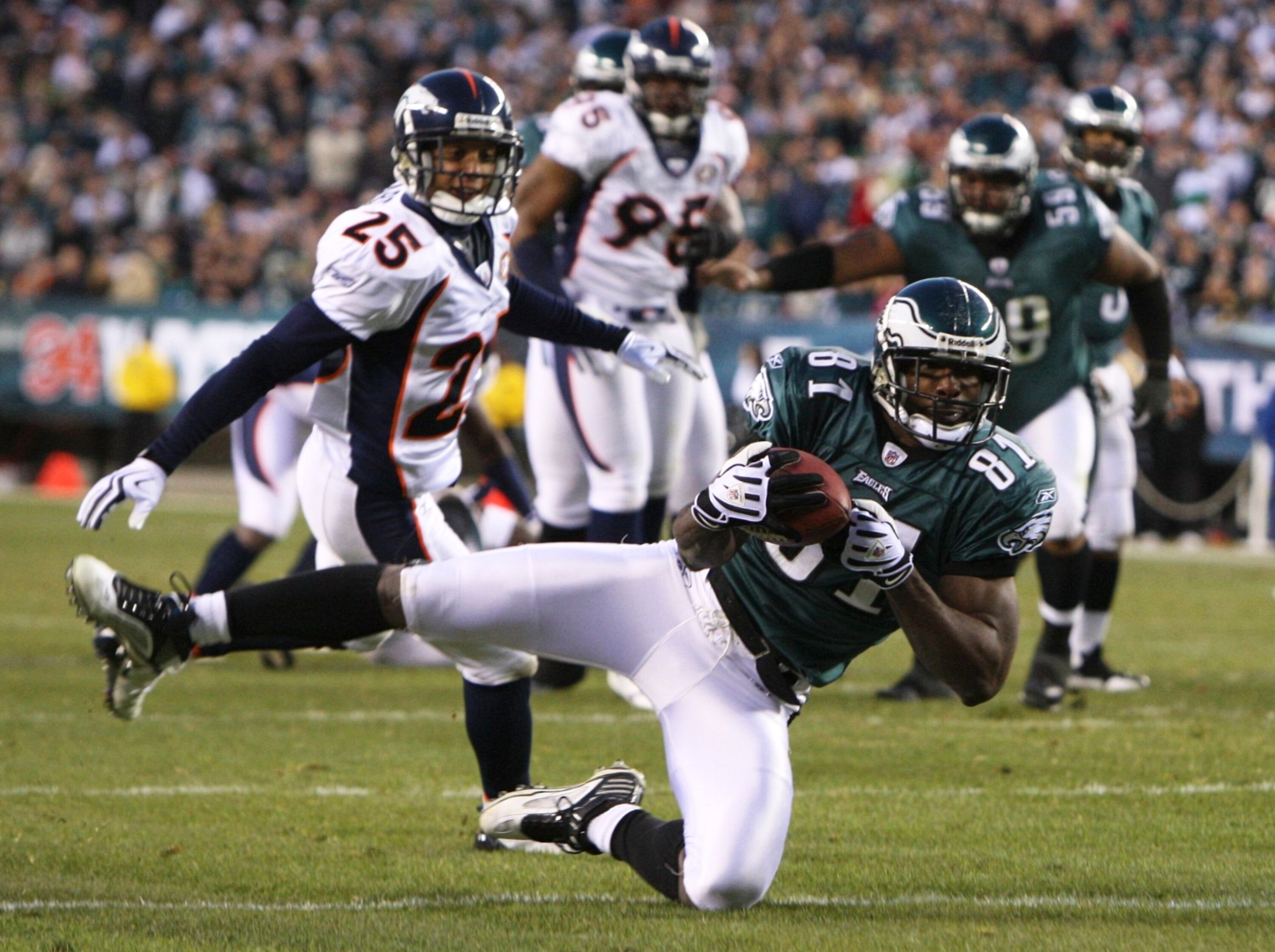 PHILADELPHIA - DECEMBER 27 : Jason Avant #81 of the Philadelphia Eagles catches a pass against the Denver Broncos at Lincoln Financial Field on December 27, 2009 in Philadelphia, Pennsylvania. (Photo by Jim McIsaac/Getty Images)