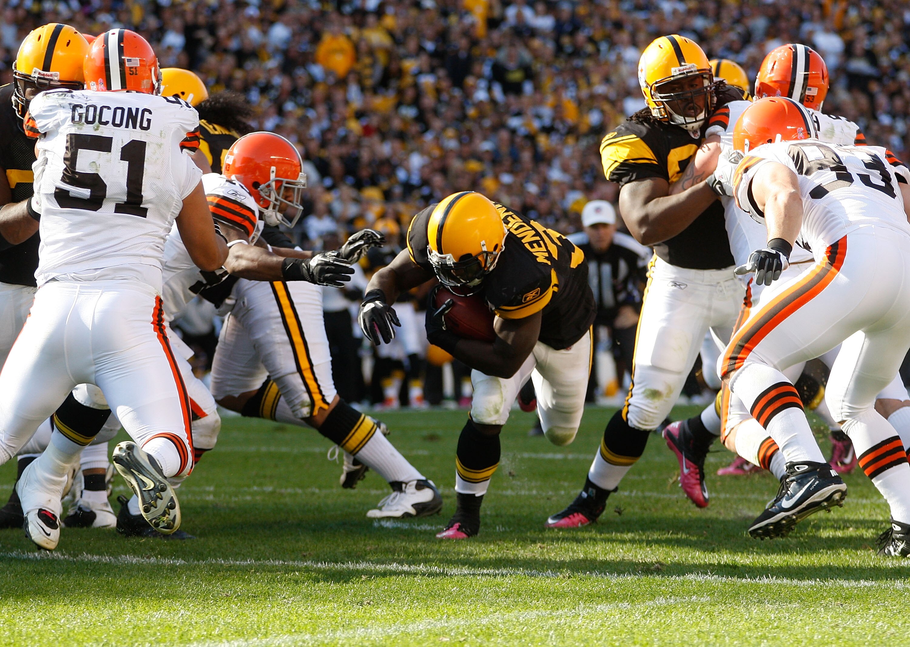 PITTSBURGH - OCTOBER 17:  Rashard Mendenhall #34 of the Pittsburgh Steelers dives in for a touchdown against the Cleveland Browns during the game on October 17, 2010 at Heinz Field in Pittsburgh, Pennsylvania.  (Photo by Jared Wickerham/Getty Images)