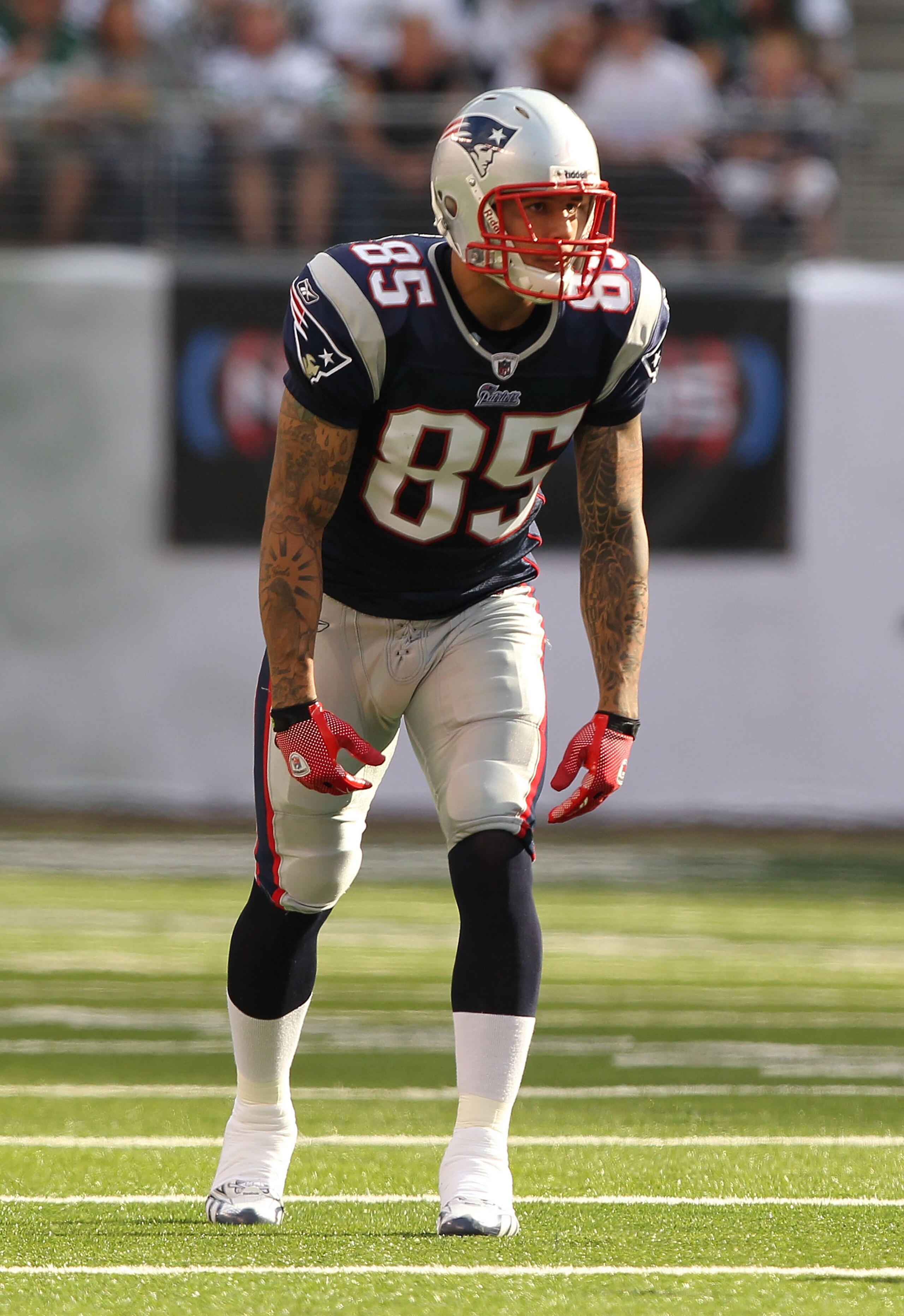 EAST RUTHERFORD, NJ - SEPTEMBER 19:  Aaron Hernandez of the New England Patriots  in action against  the New York Jets during their  game on September 19, 2010 at the New Meadowlands Stadium  in East Rutherford, New Jersey.  (Photo by Al Bello/Getty Image