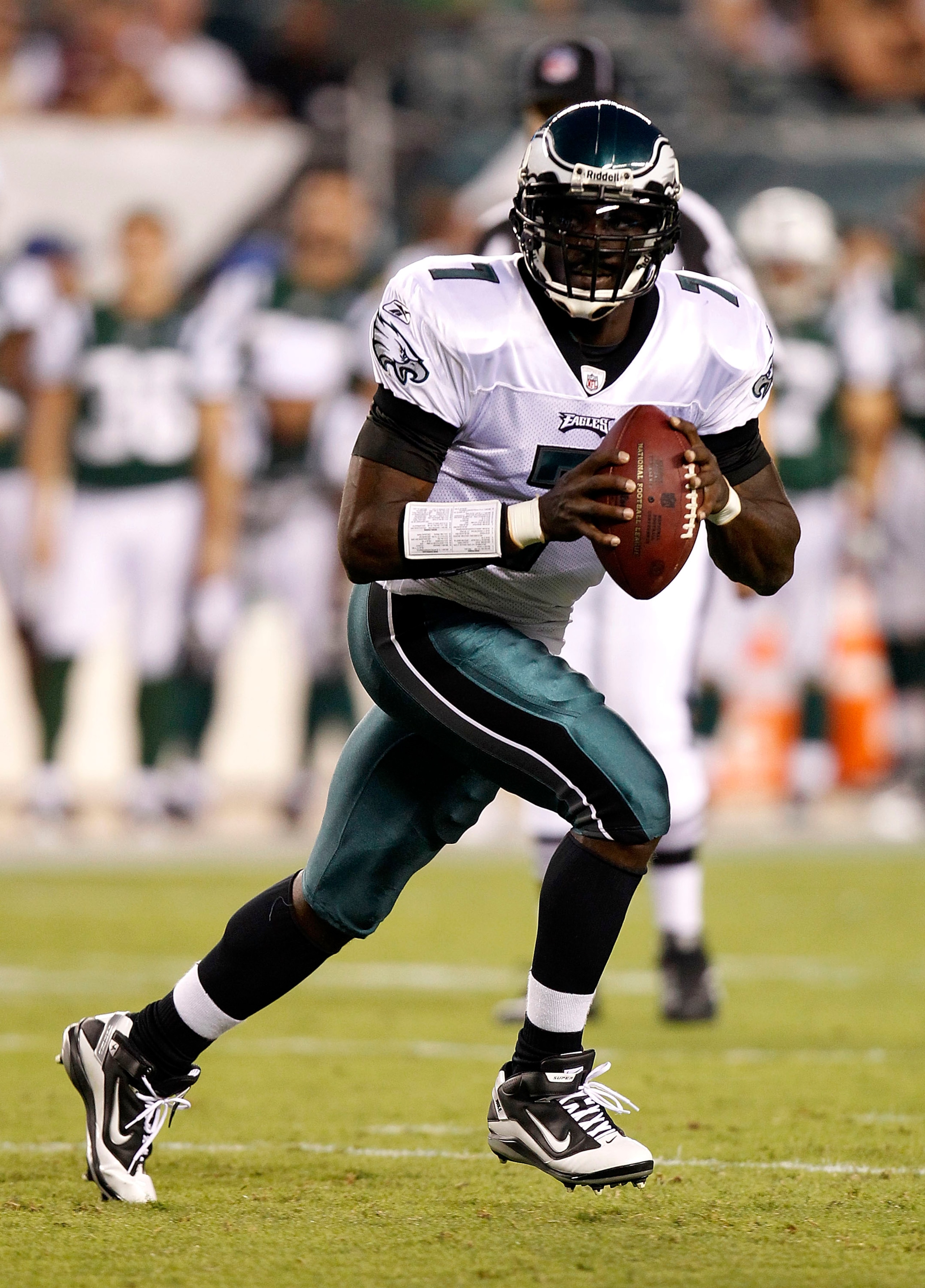 PHILADELPHIA - SEPTEMBER 02: Michael Vick #7 of the Philadelphia Eagles drops back to pass during a preseason game against the New York Jets at Lincoln Financial Field on September 2, 2010 in Philadelphia, Pennsylvania. (Photo by Jeff Zelevansky/Getty Ima