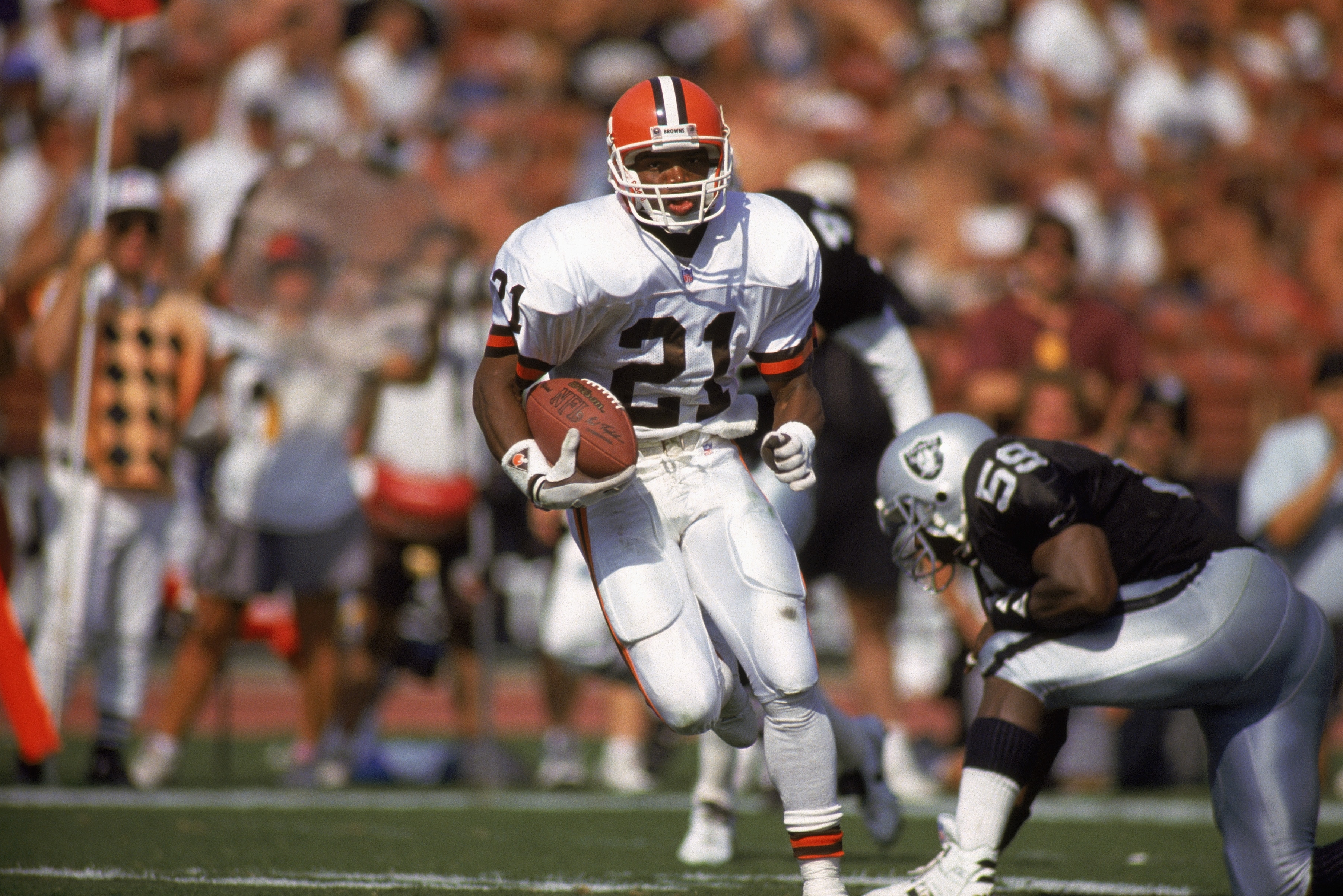 LOS ANGELES - SEPTEMBER 20:  Eric Metcalf #21 of the Cleveland Browns rushes during the NFL game against the Los Angeles Raiders on September 20, 1992.  The Browns defeated the Raiders 28-16. (Photo by Ken Levine/Getty Images)