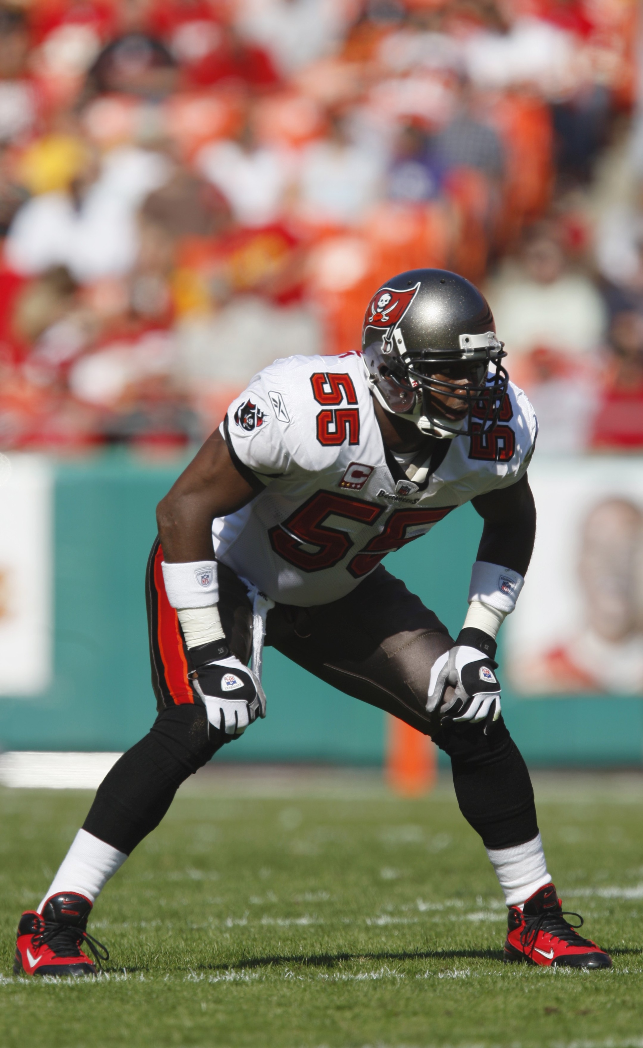 KANSAS CITY, MO - NOVEMBER 02:  Derrick Brooks #55 of the Tampa Bay Buccaneers gets set for play against the Kansas City Chiefs during their NFL game on November 2, 2008 at Arrowhead Stadium in Kansas City, Missouri.  The Buccaneers won 30 to 27 in overti