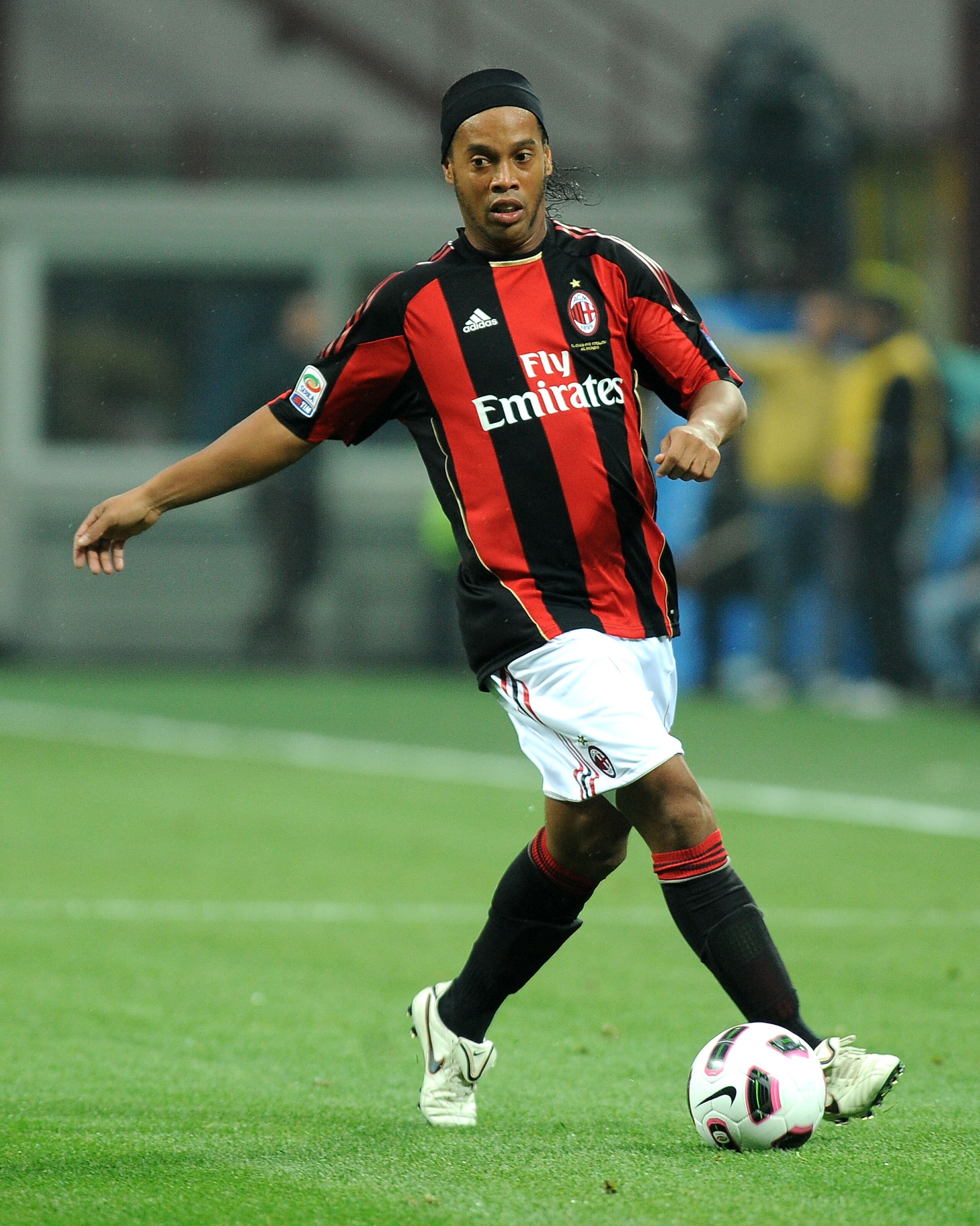 MILAN, ITALY - OCTOBER 16:  Ronaldinho of AC Milan runs with the ball during the Serie A match between AC Milan and AC Chievo Verona at Stadio Giuseppe Meazza on October 16, 2010 in Milan, Italy. (Photo by Massimo Cebrelli/Getty Images)