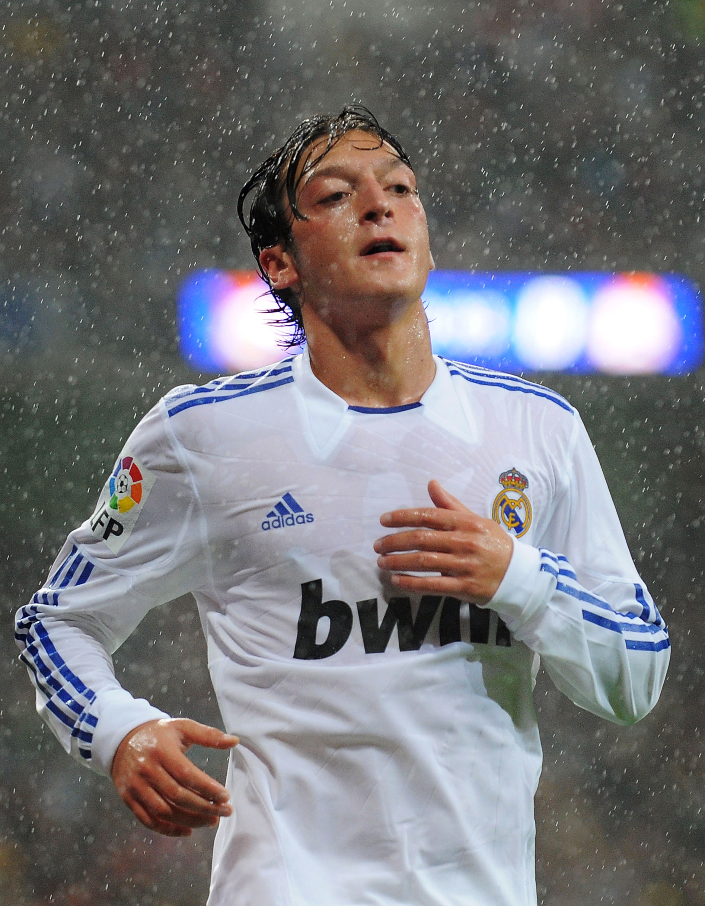 MADRID, SPAIN - OCTOBER 03:  Mesut Ozil of Real Madrid goes to take a corner kick during the La Liga match between Real Madrid and Deportivo La Coruna  at Estadio Santiago Bernabeu on October 3, 2010 in Madrid, Spain.  (Photo by Denis Doyle/Getty Images)