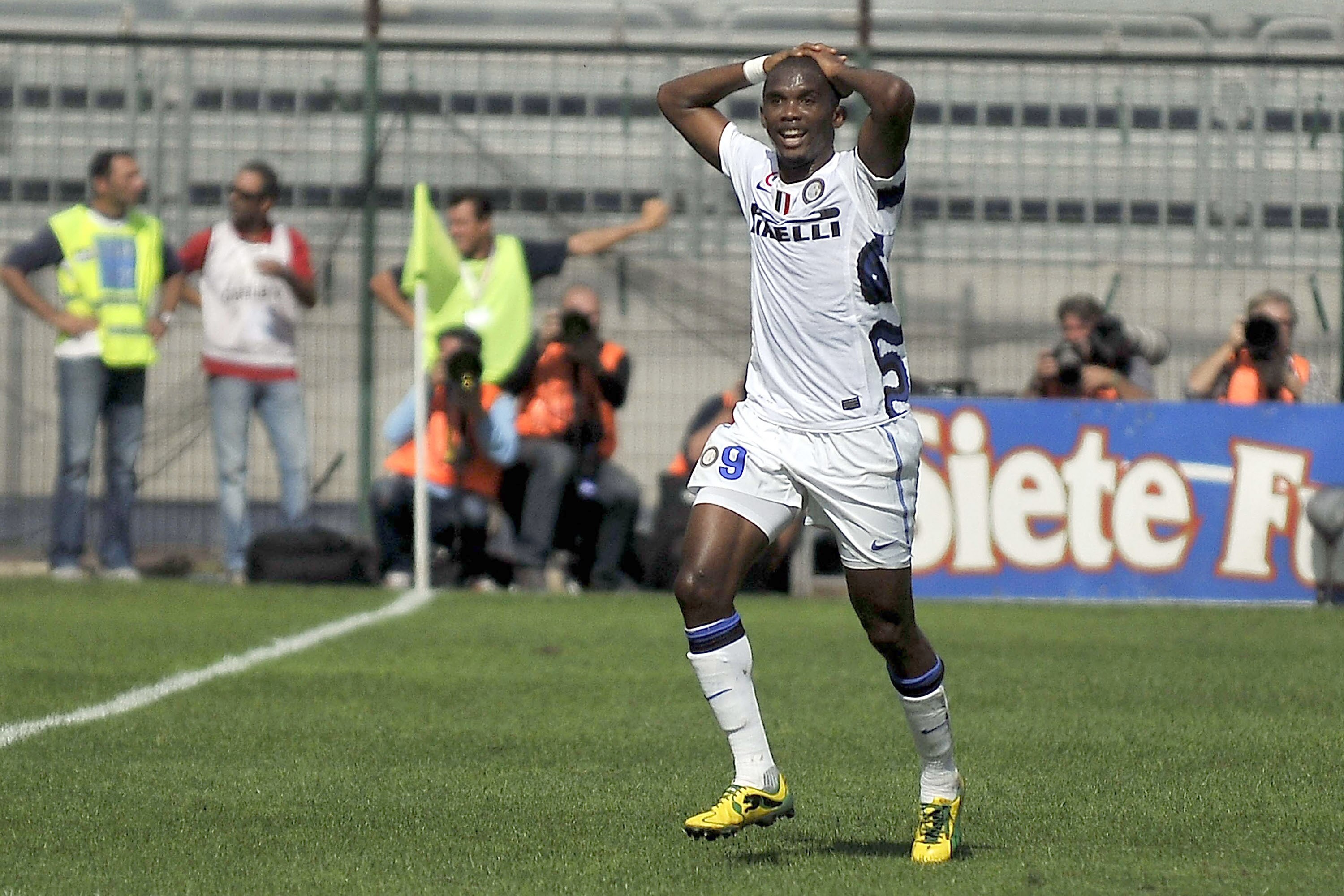 CAGLIARI, ITALY - OCTOBER 17: Eto'o of FC Internazionale Milano celebrates a goal  during the Serie A match between Cagliari Calcio and FC Internazionale Milano at Stadio Sant'Elia on October 17, 2010 in Cagliari, Italy.  (Photo by Enrico Locci/Getty Imag