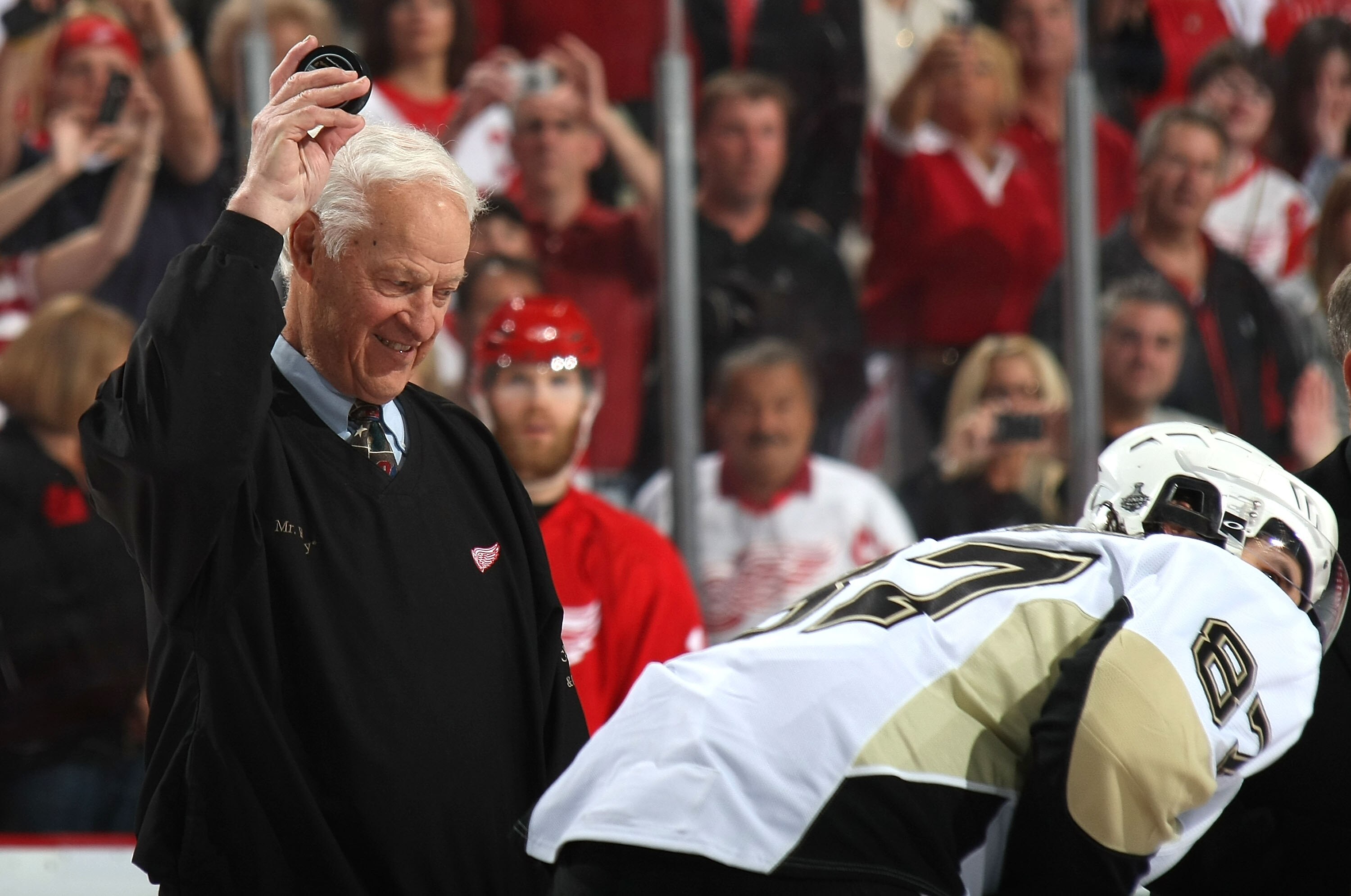DETROIT - MAY 30:  Hall of Famer Gordie Howe prepares to drop the ceremonial puck before the Detroit Red Wings face Sidney Crosby #87 and the Pittsburgh Penguins in Game 1 of the 2009 Stanley Cup Finals at Joe Louis Arena on May 30, 2009 in Detroit, Michi