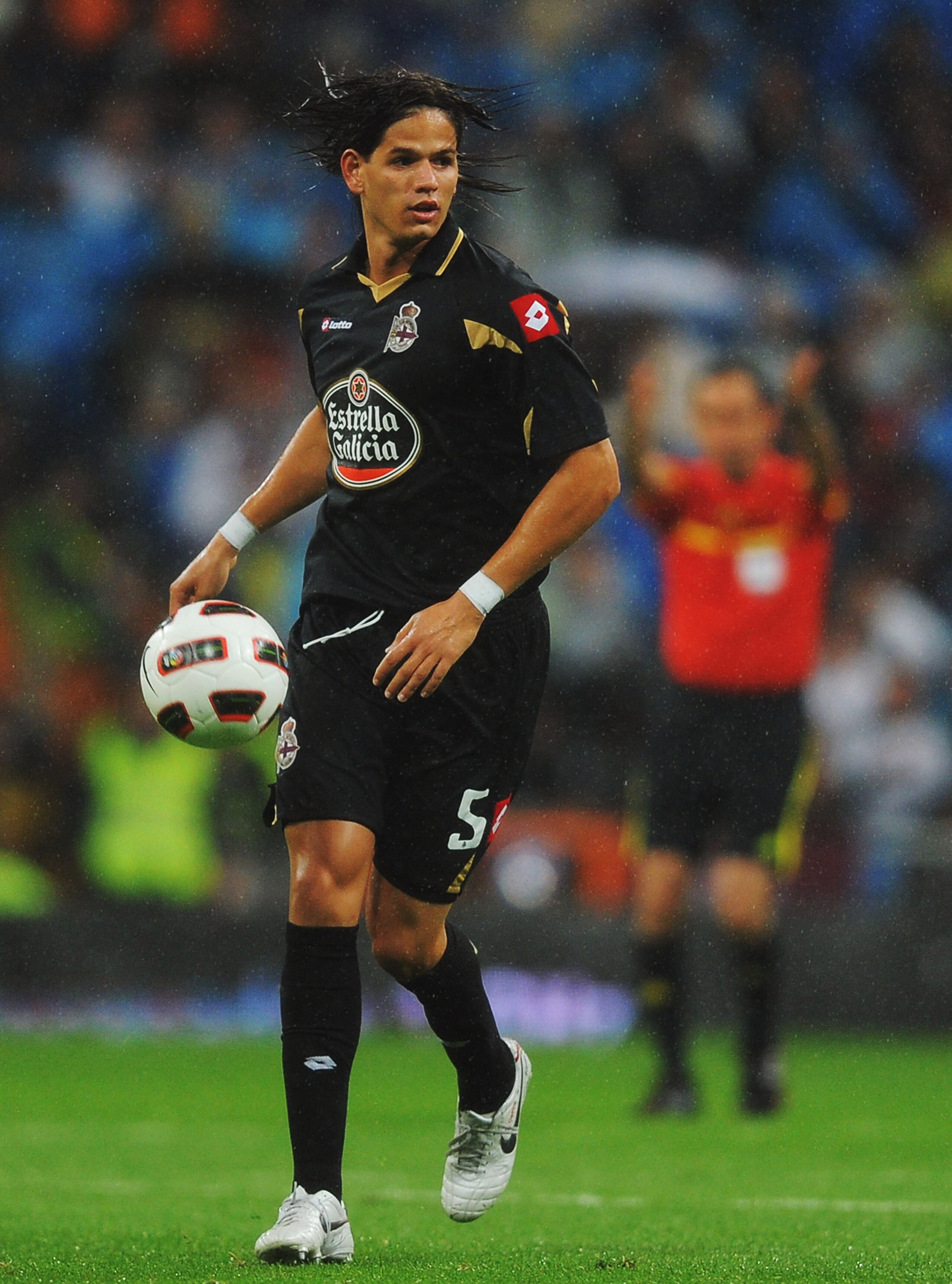 MADRID, SPAIN - OCTOBER 03: Ze Castro of Deportivo La Coruna in action during the La Liga match between Real Madrid and Deportivo La Coruna  at Estadio Santiago Bernabeu on October 3, 2010 in Madrid, Spain.  (Photo by Denis Doyle/Getty Images)