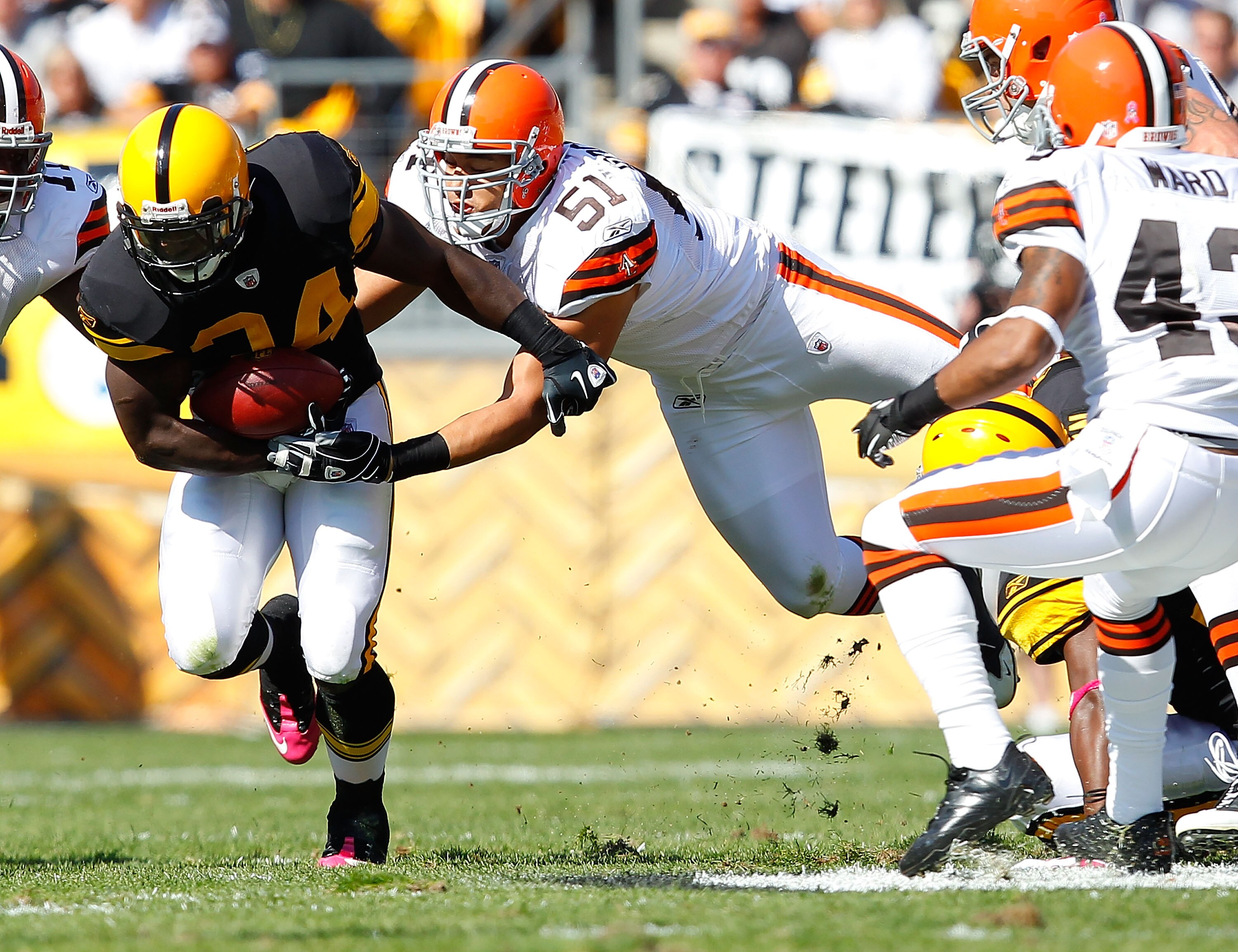 PITTSBURGH - OCTOBER 17:  Rashard Mendenhall #34 of the Pittsburgh Steelers runs through Chris Gocong #51 of the Cleveland Browns during the game on October 17, 2010 at Heinz Field in Pittsburgh, Pennsylvania.  (Photo by Jared Wickerham/Getty Images)