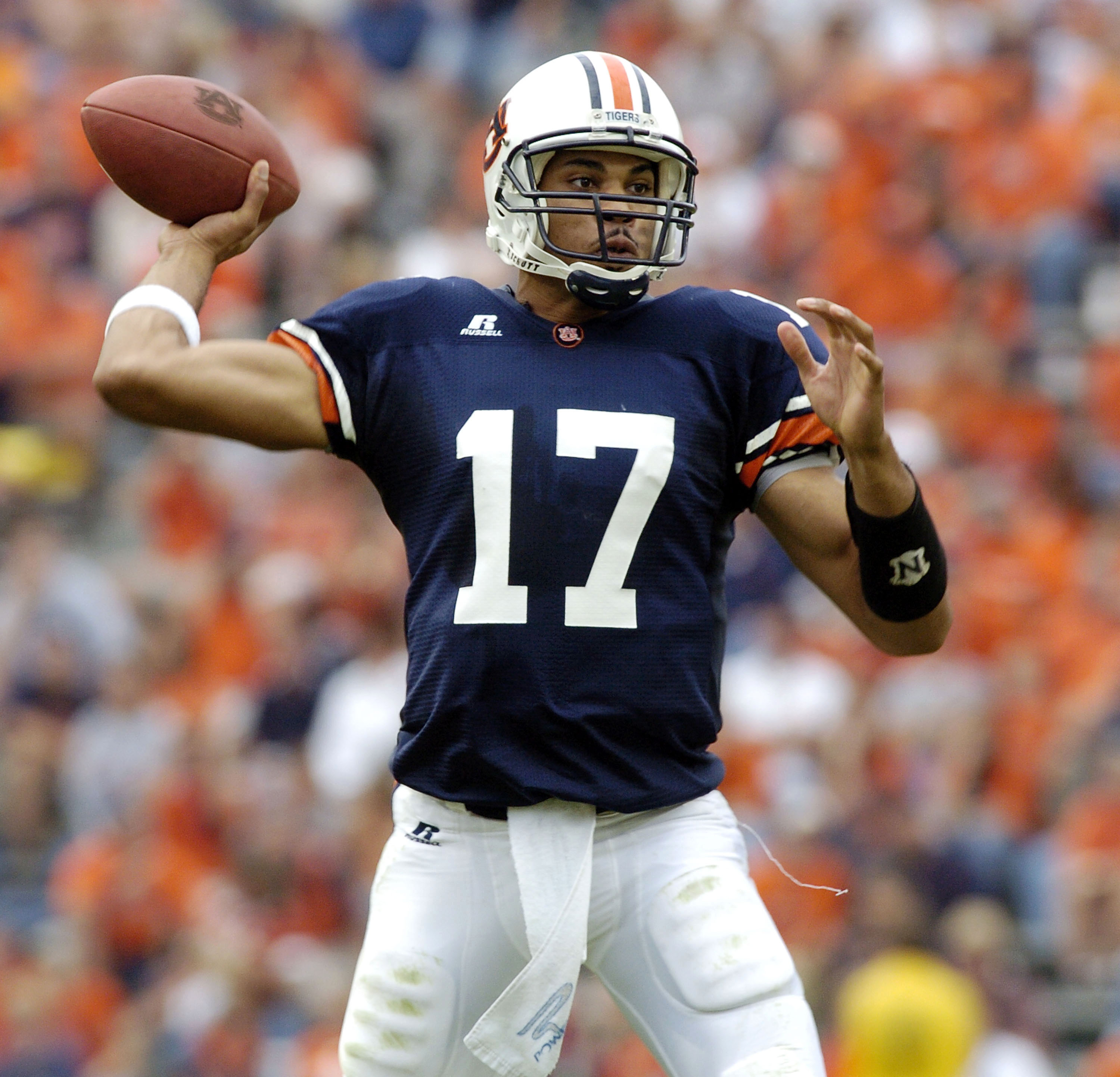 AUBURN, AL - OCTOBER 23:  Jason Campbell #17 of the Auburn Tigers looks to throw a pass against the Kentucky Wildcats on October 23, 2004 at Jordan-Hare stadium in Auburn, Alabama. Auburn defeated Kentucky 41-10. (Photo by Chris Graythen/Getty Images)