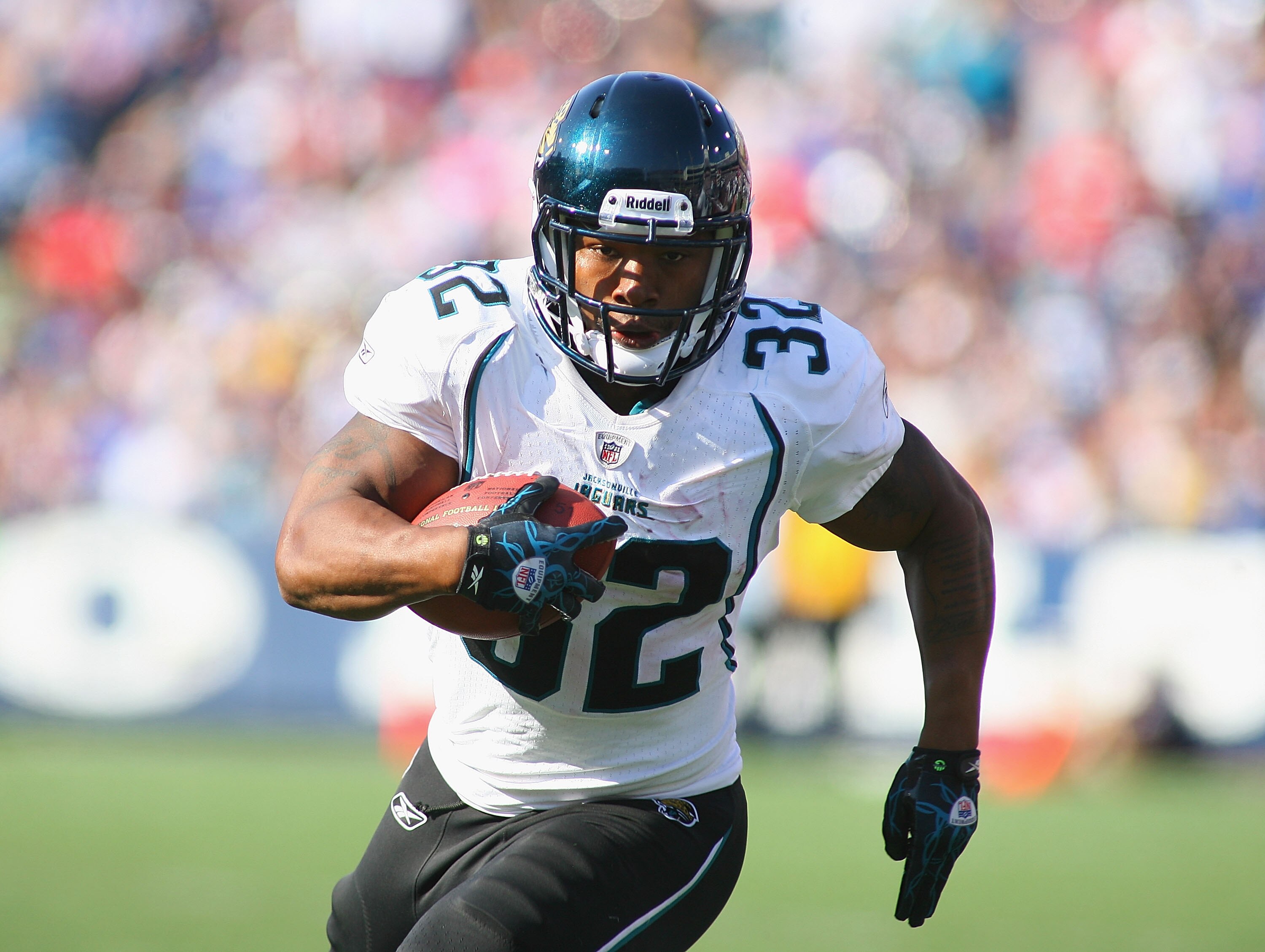 ORCHARD PARK, NY - OCTOBER 10: Maurice Jones-Drew #32 of the Jacksonville Jaguars runs against the Buffalo Bills at Ralph Wilson Stadium on October 10, 2010 in Orchard Park, New York. Jacksonville won 26-36. (Photo by Rick Stewart/Getty Images)