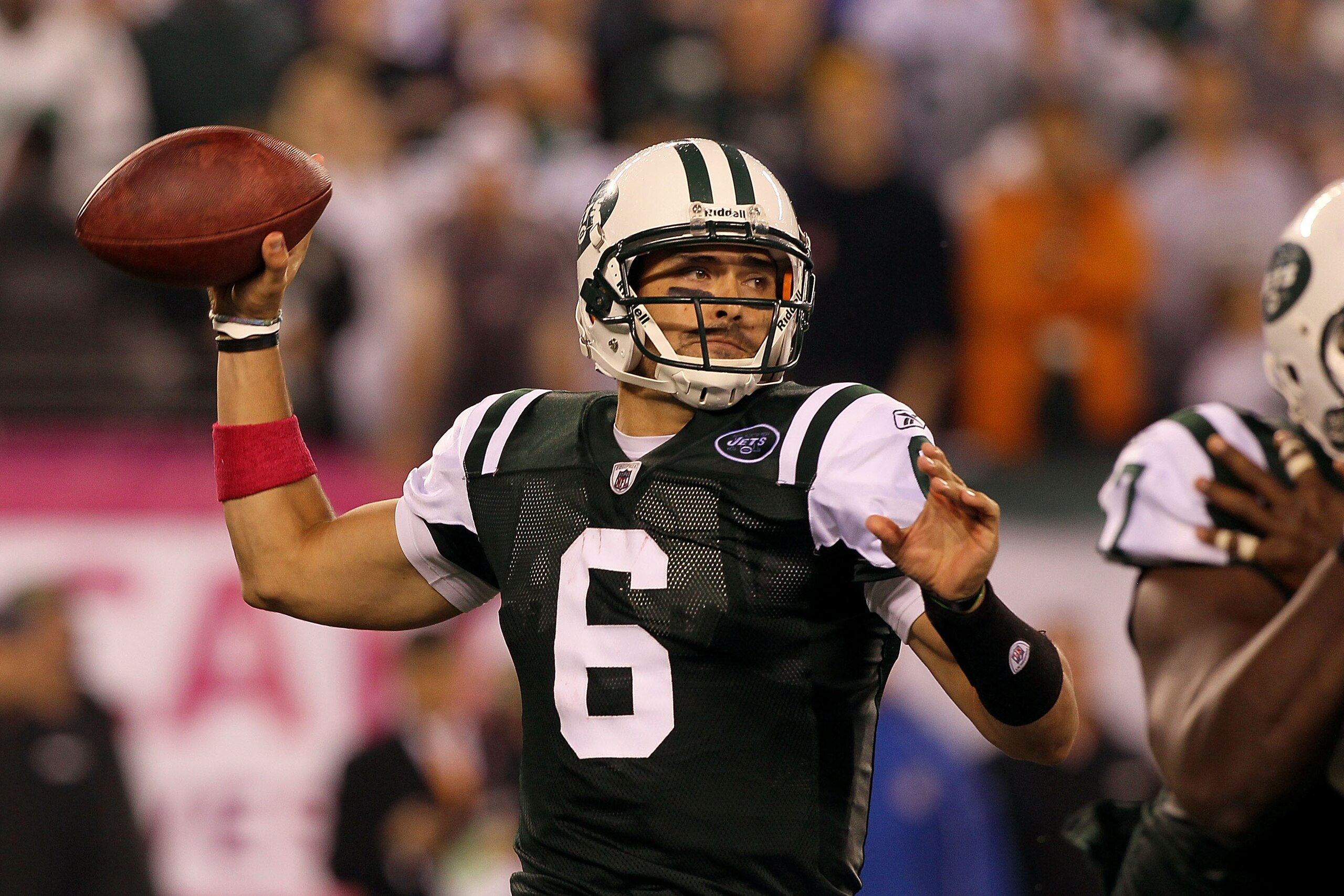 EAST RUTHERFORD, NJ - OCTOBER 11:  Mark Sanchez #6 of the New York Jets throws a pass against the Minnesota Vikings at New Meadowlands Stadium on October 11, 2010 in East Rutherford, New Jersey.  (Photo by Jim McIsaac/Getty Images)