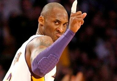 Kobe Bryant with his injured right index finger