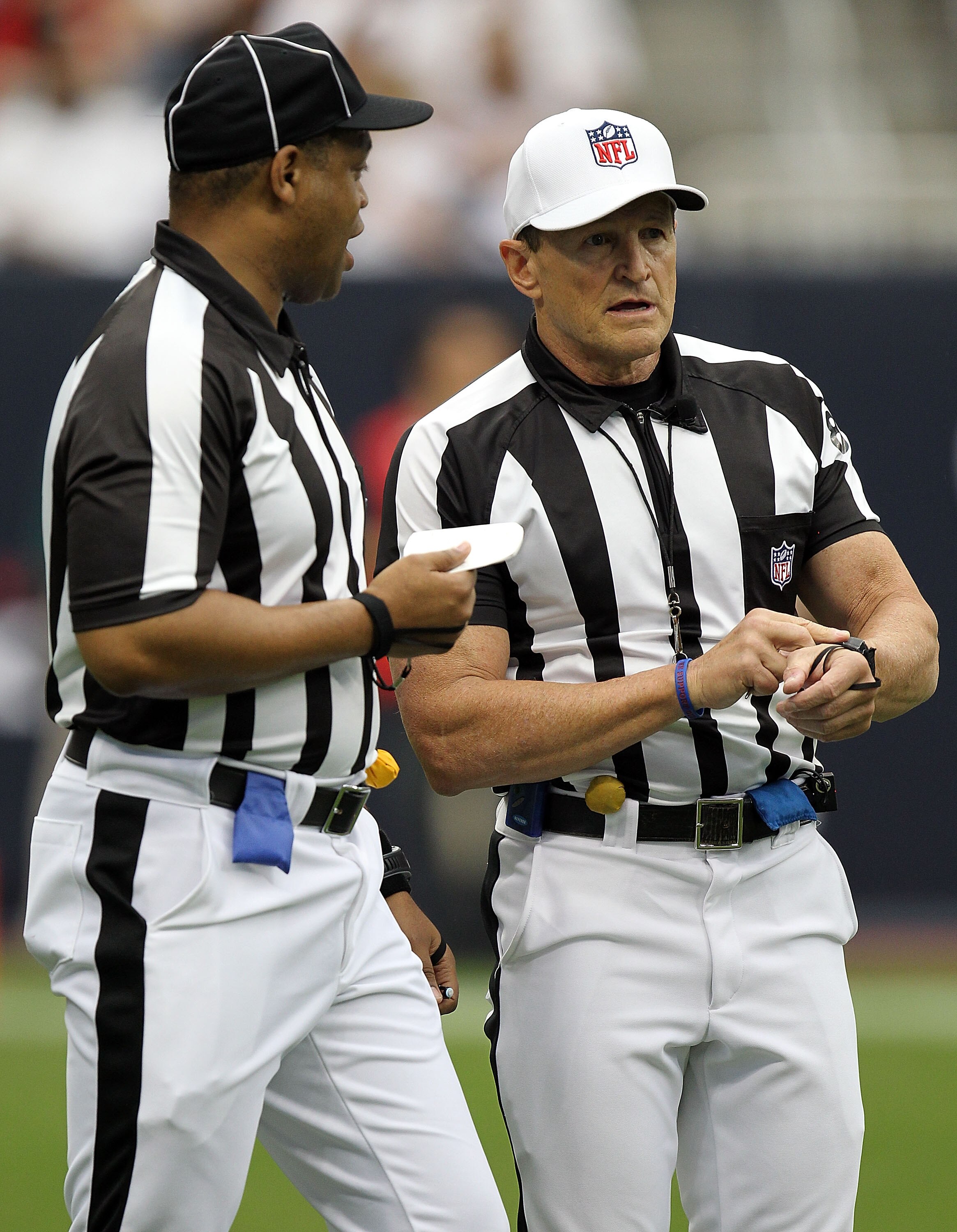 HOUSTON - SEPTEMBER 12:  NFL referee Ed Hochuli #85 during the NFL season opener between the Indianapolis Colts and Houston Texans at Reliant Stadium on September 12, 2010 in Houston, Texas.  (Photo by Ronald Martinez/Getty Images)