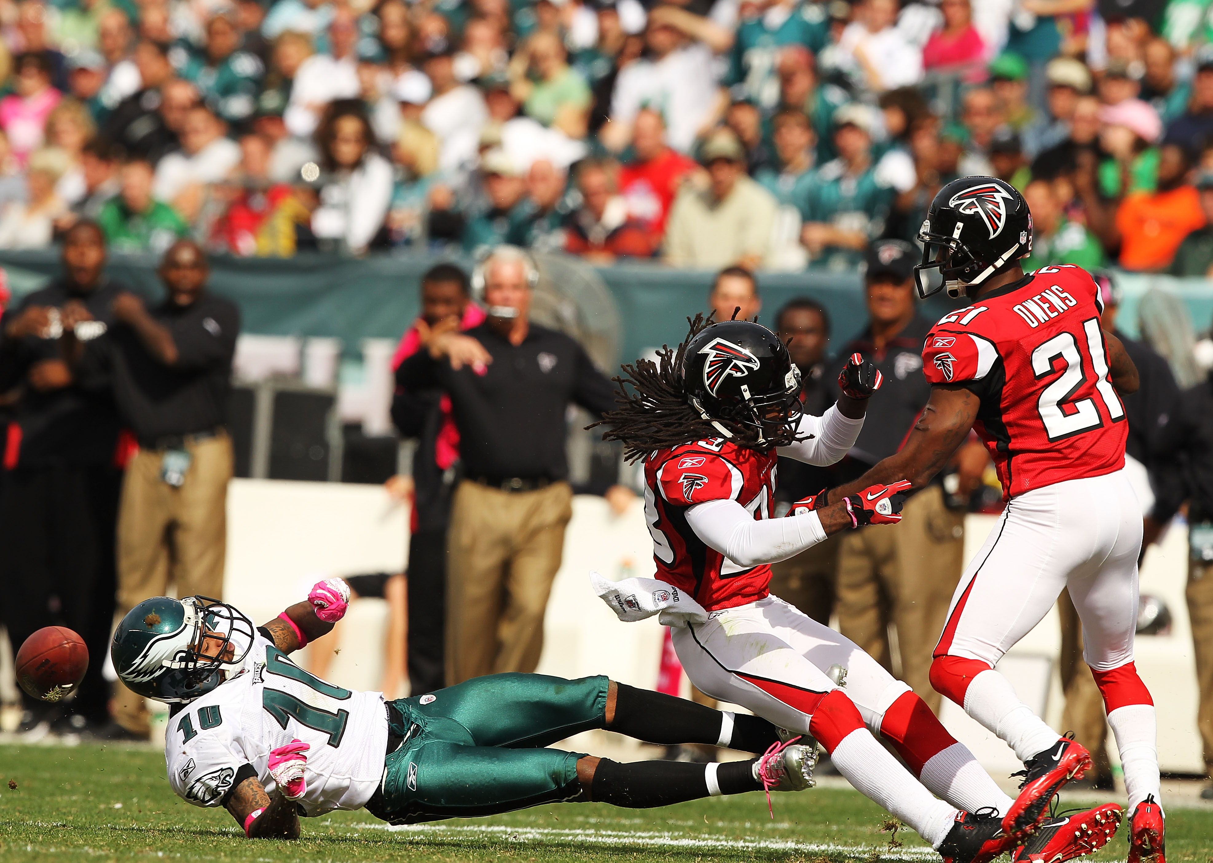 PHILADELPHIA - OCTOBER 17:  DeSean Jackson #10 of the Philadelphia Eagles is laid out by Dunta Robinson #23 of the Atlanta Falcons during their game at Lincoln Financial Field on October 17, 2010 in Philadelphia, Pennsylvania.  Both players were injured o