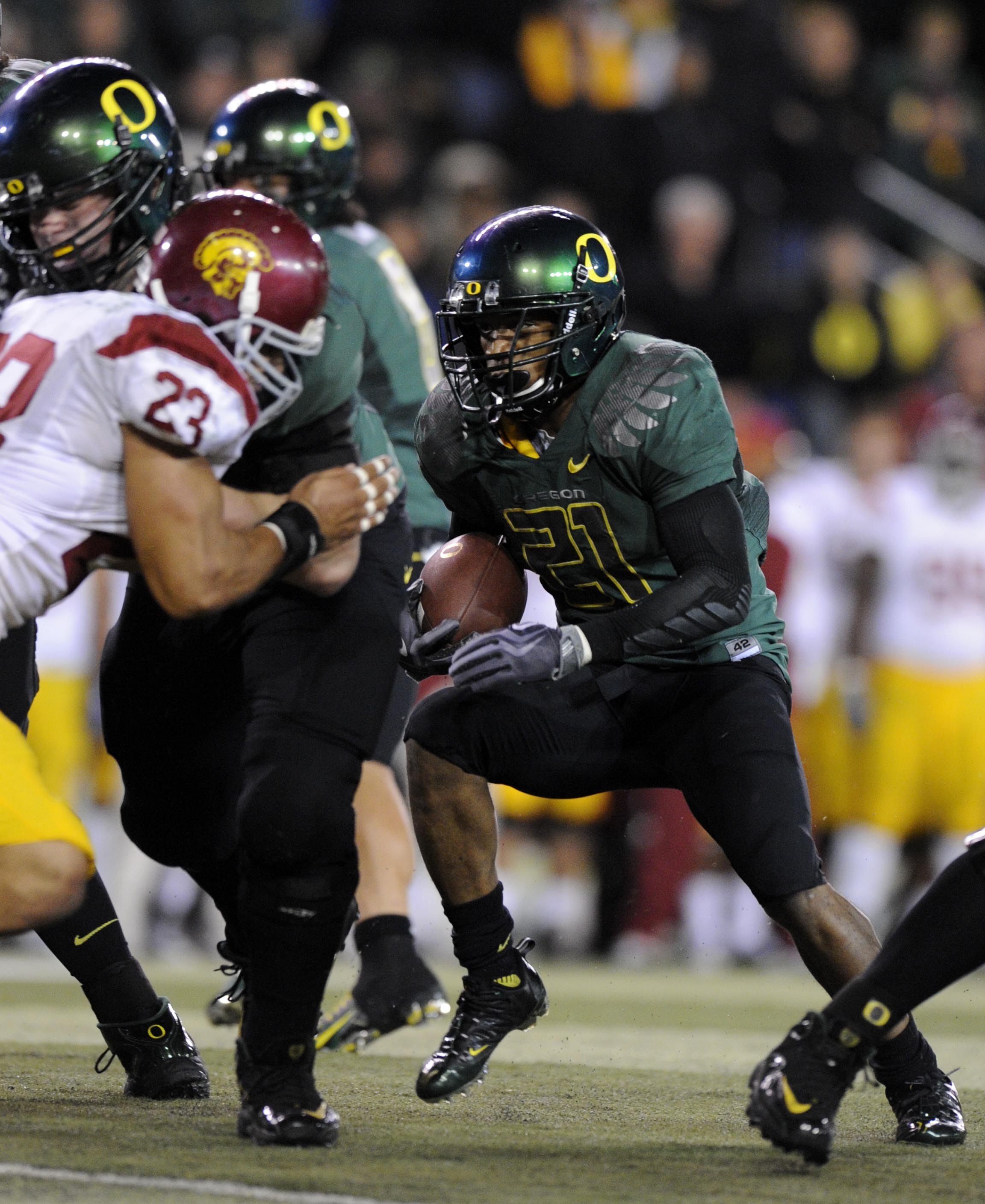 EUGENE, OR - OCTOBER 31: Running back LaMichael James #21 of the Oregon Ducks cuts through a hole in the third quarter of the game against the USC Trojans at Autzen Stadium on October 31, 2009 in Eugene, Oregon. James ran for 183 yards and a score as Oreg