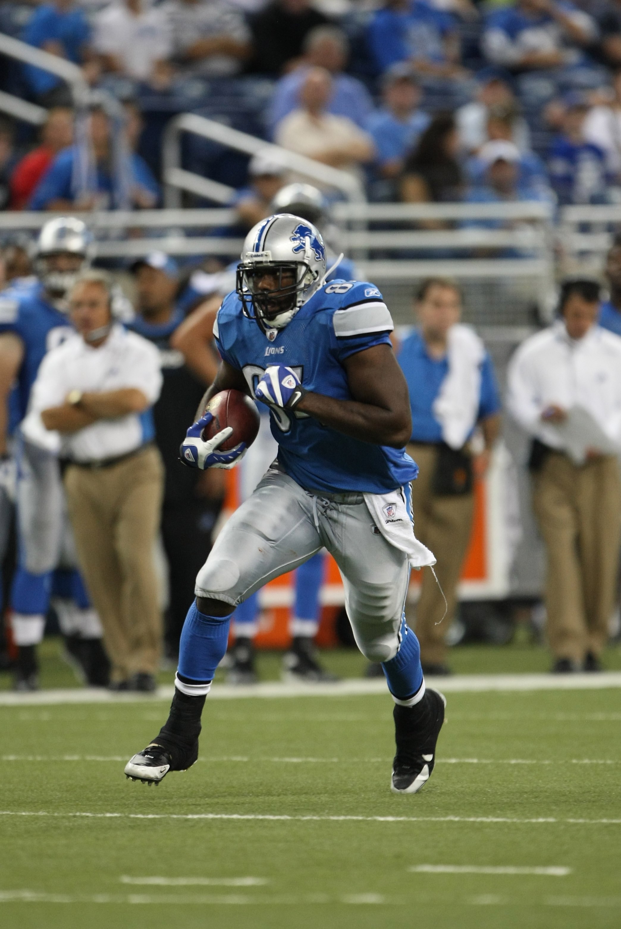 DETROIT - SEPTEMBER 20:  Wide receiver Brandon Pettigrew #84 of the Detroit Lions carries the ball against the Minnesota Vikings at Ford Field on September 20, 2009 in Detroit, Michigan. The Vikings won 27-13.  (Photo by Stephen Dunn/Getty Images)