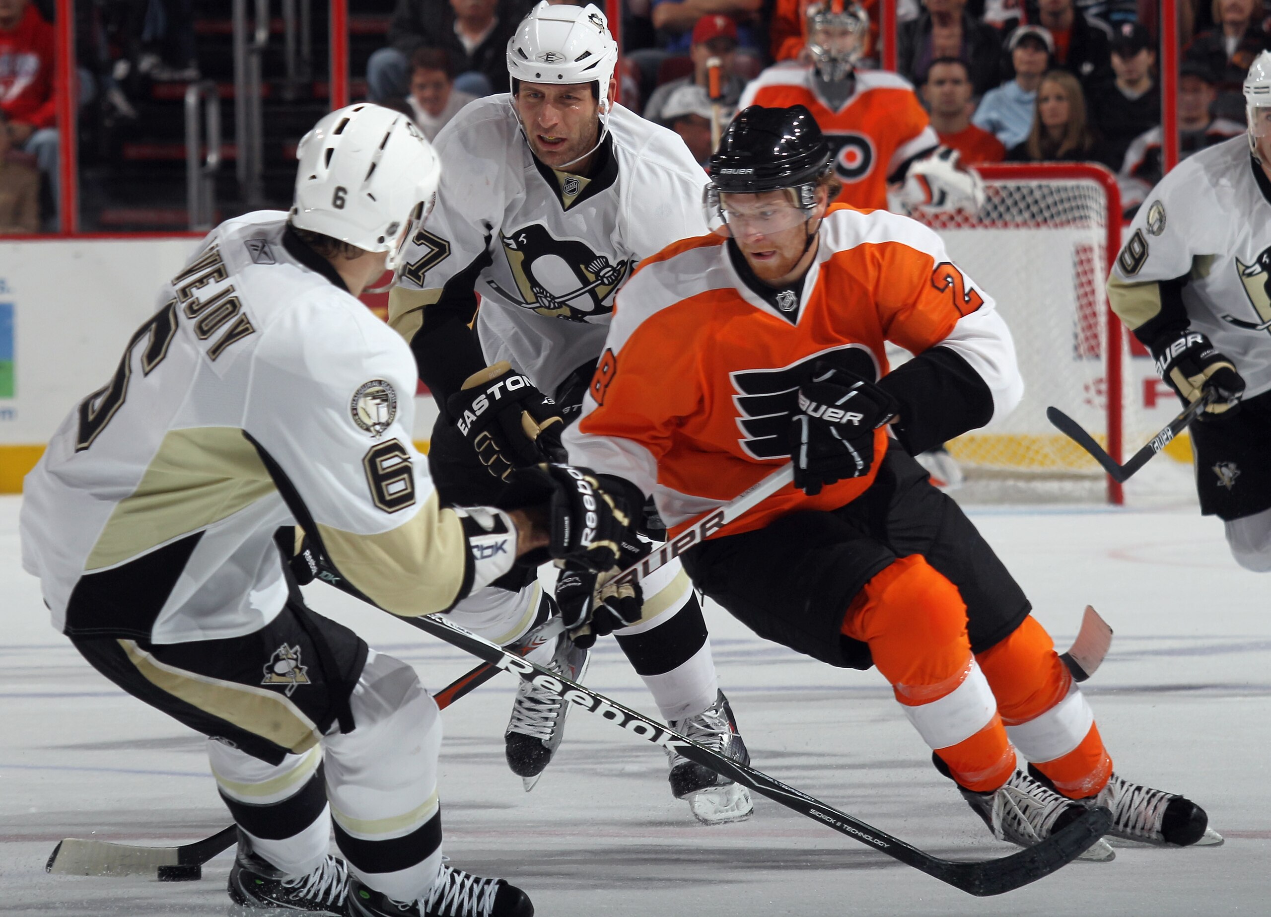 PHILADELPHIA - OCTOBER 16: Claude Giroux #28 of the Philadelphia Flyers skates against the Pittsburgh Penguins at the Wells Fargo Center on October 16, 2010 in Philadelphia, Pennsylvania.  (Photo by Bruce Bennett/Getty Images)