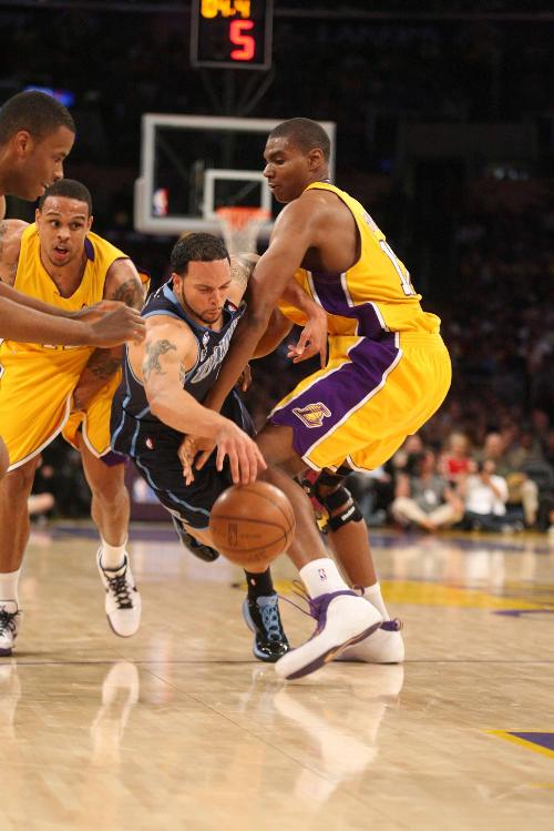 It's getting increasingly lonely for Deron Williams
