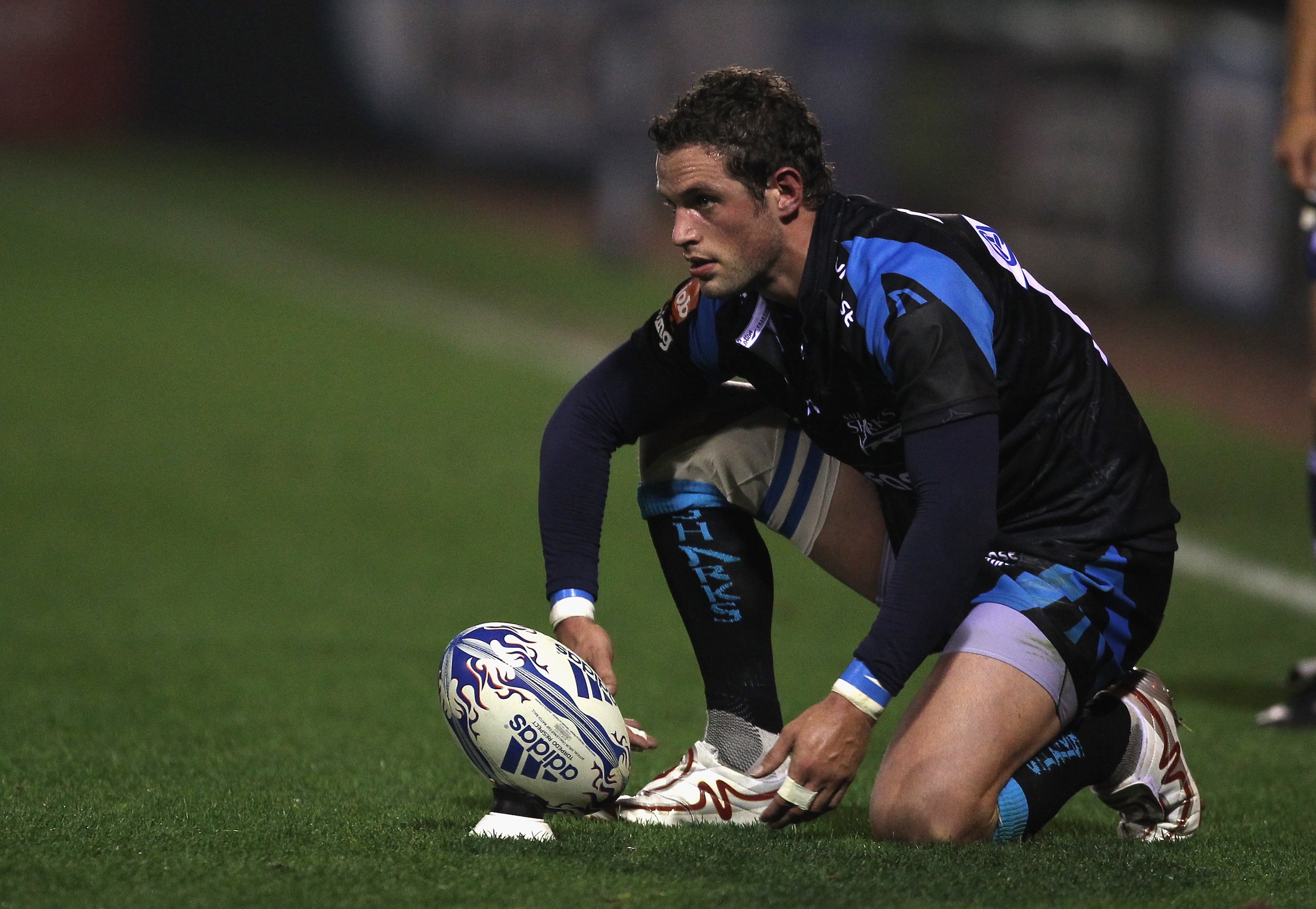 STOCKPORT, ENGLAND - OCTOBER 08:  Nick MacLeod of Sale Sharks lines up a kick during the Amlin Challenge Cup match between Sale Sharks and Cetransa El Salvador at Edgeley Park on October 8, 2010 in Stockport, England.  (Photo by Alex Livesey/Getty Images)
