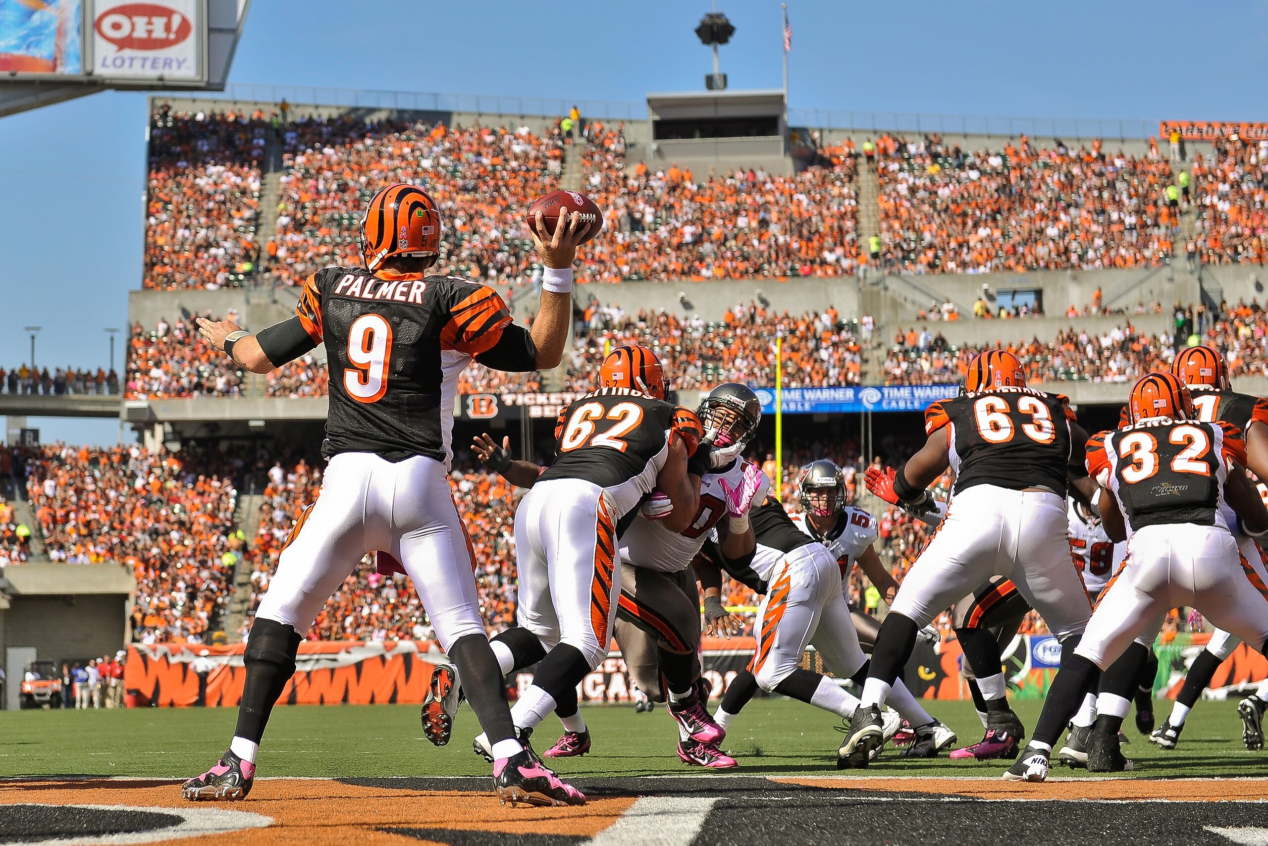 CINCINNATI, OH - OCTOBER 10: Quarterback Carson Palmer #9 of the Cincinnati Bengals throws against the Tampa Bay Buccaneers at Paul Brown Stadium on October 10, 2010 in Cincinnati, Ohio. (Photo by Jamie Sabau/Getty Images)