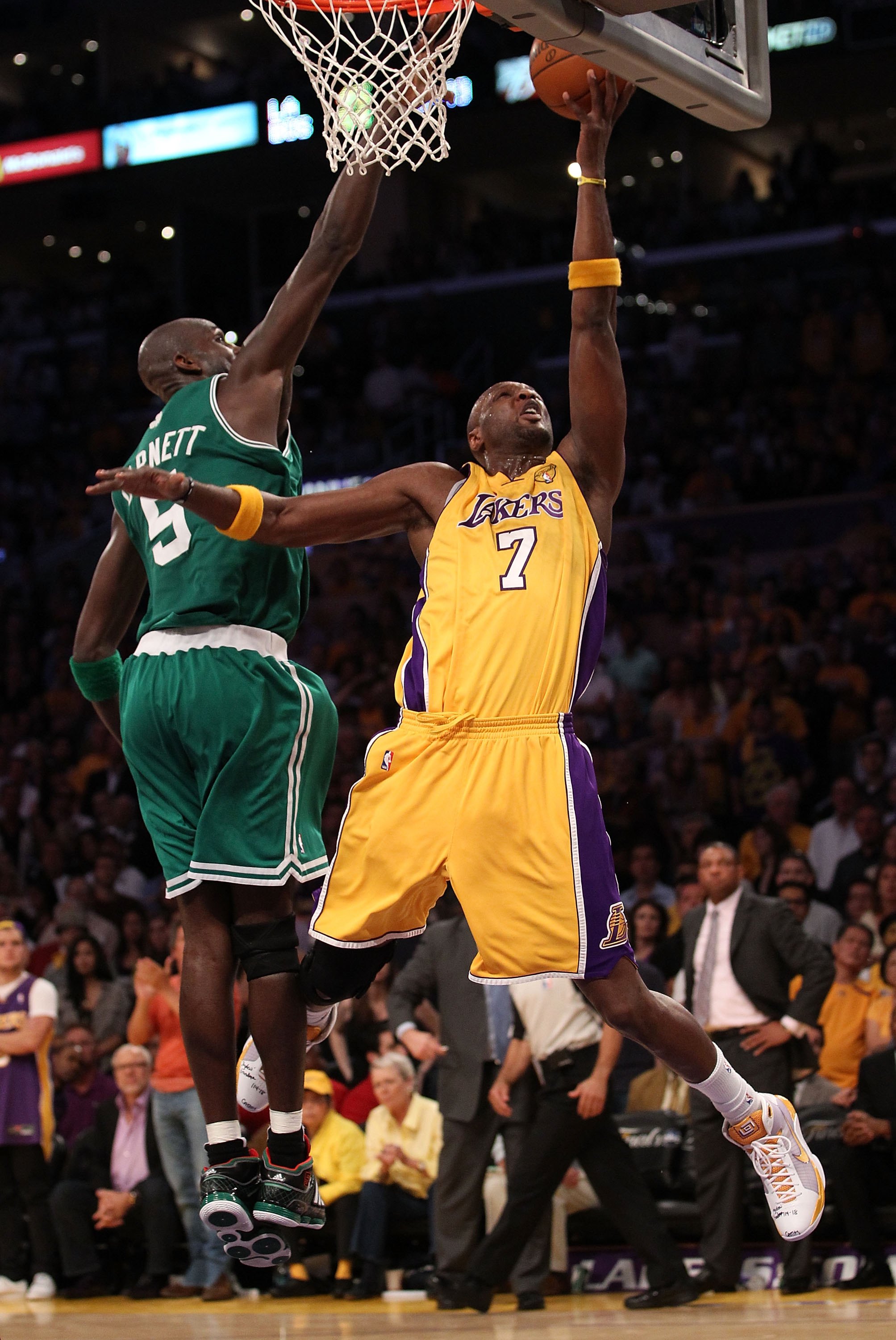 LOS ANGELES, CA - JUNE 17:  Lamar Odom #7 of the Los Angeles Lakers shoots over Kevin Garnett #5 of the Boston Celtics in Game Seven of the 2010 NBA Finals at Staples Center on June 17, 2010 in Los Angeles, California.  NOTE TO USER: User expressly acknow