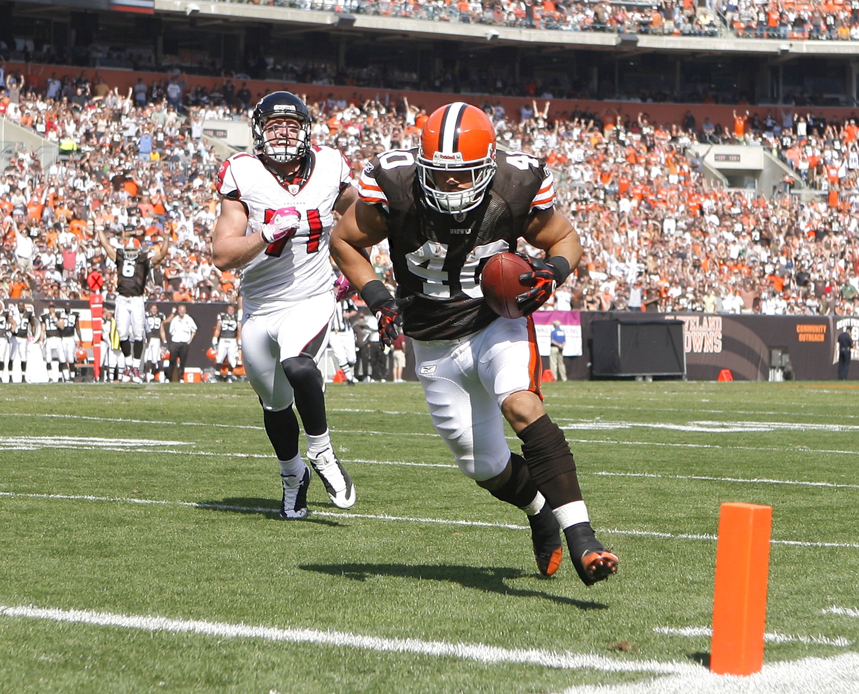 CLEVELAND - OCTOBER 10:  Running back Peyton Hillis #40 of the Cleveland Browns scores a touchdown in front of outside tackle Kroy Biermann #71 of the Atlanta Falcons at Cleveland Browns Stadium on October 10, 2010 in Cleveland, Ohio.  (Photo by Matt Sull