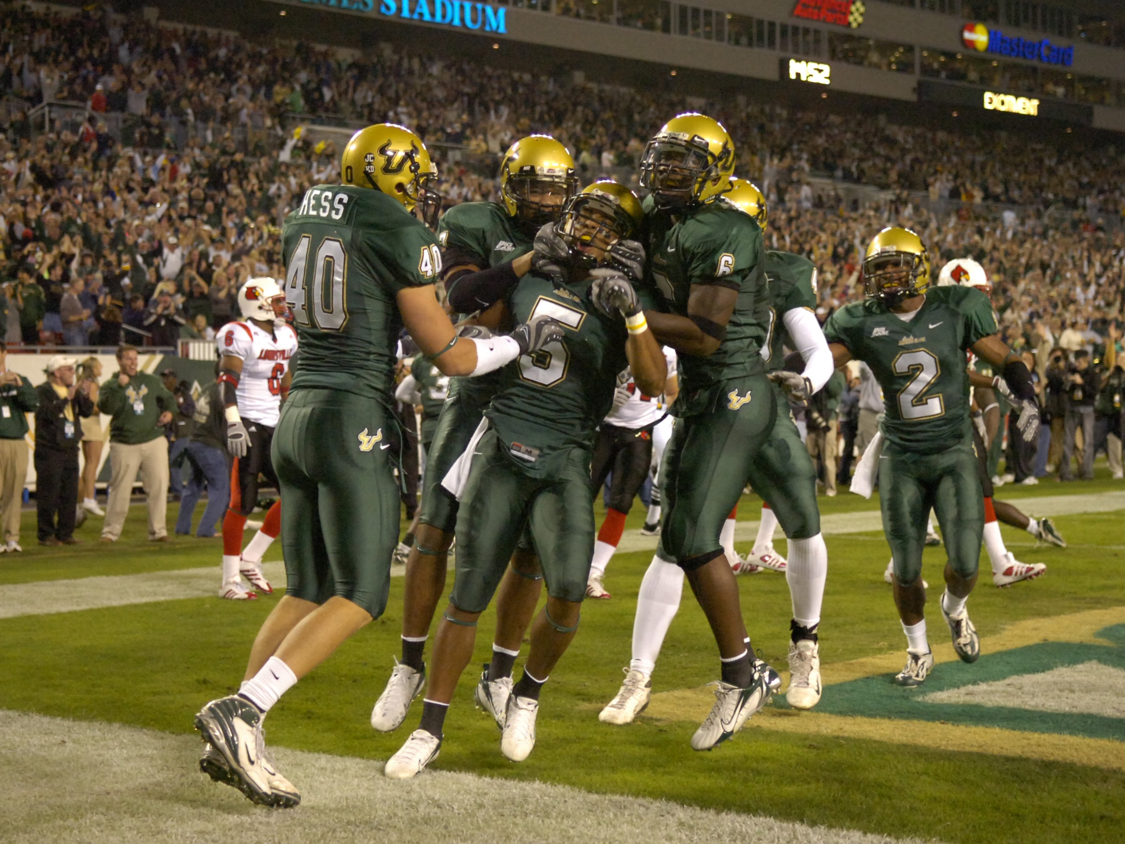 TAMPA, FL - NOVEMBER 17: Defensive back Nate Allen #5 of the University of South Florida Bulls recovers a fumble for a touchdown on the opening kickoff against the Louisville Cardinals at Raymond James Stadium on November 17, 2007 in Tampa, Florida.  Sout