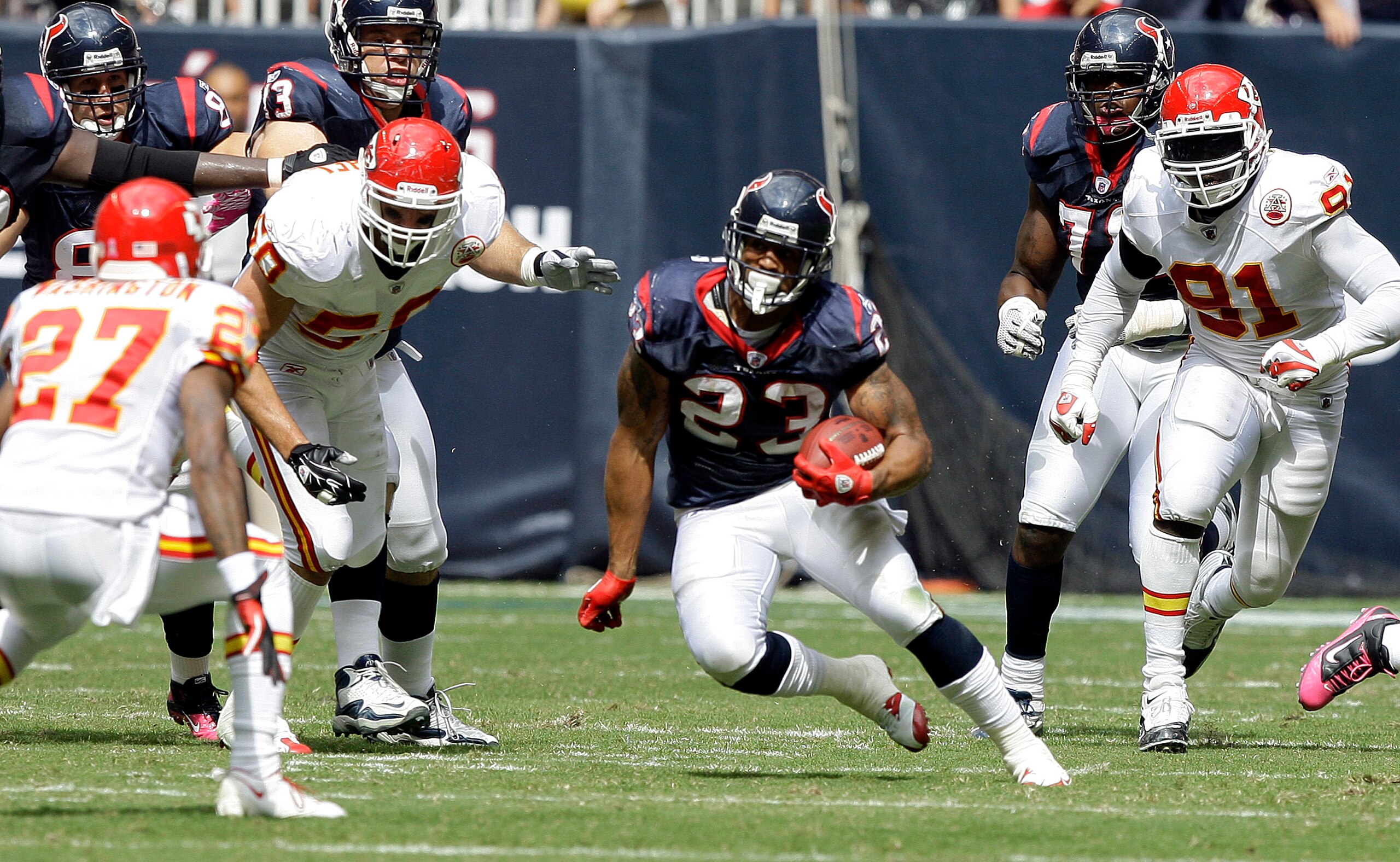 HOUSTON - OCTOBER 17:  Adrian Foster #23 of the Houston Texans runs past cornerback Donald Washington #27 of the Kansas City Chiefs at Reliant Stadium on October 17, 2010 in Houston, Texas.  (Photo by Bob Levey/Getty Images)