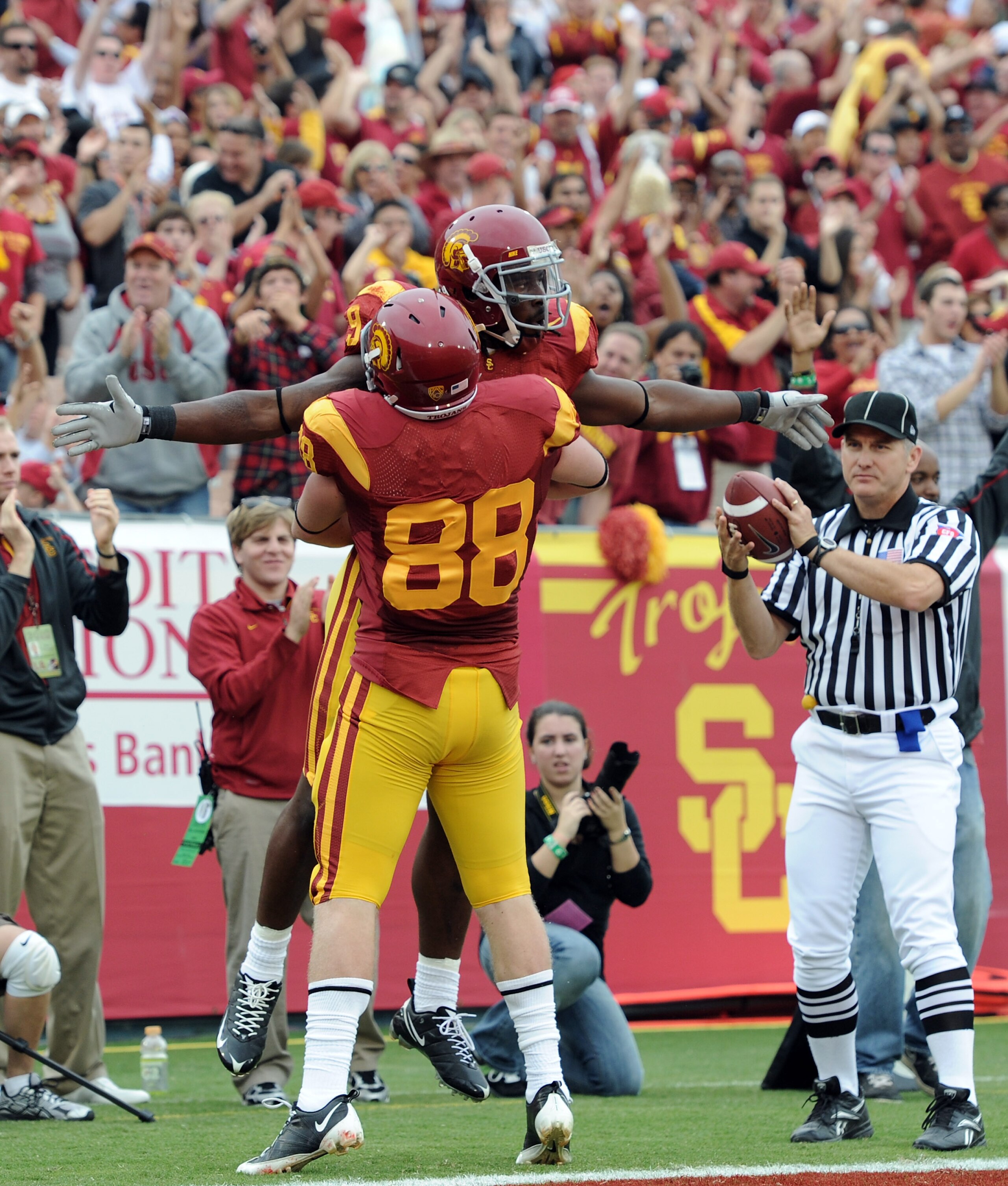 LOS ANGELES, CA - OCTOBER 16:  David Ausberry #9 of the USC Trojans celebrates his touchdwon with Blake Ayles #88 for a 14-0 lead over the California Golden Bears during the first quarter at Los Angeles Memorial Coliseum on October 16, 2010 in Los Angeles