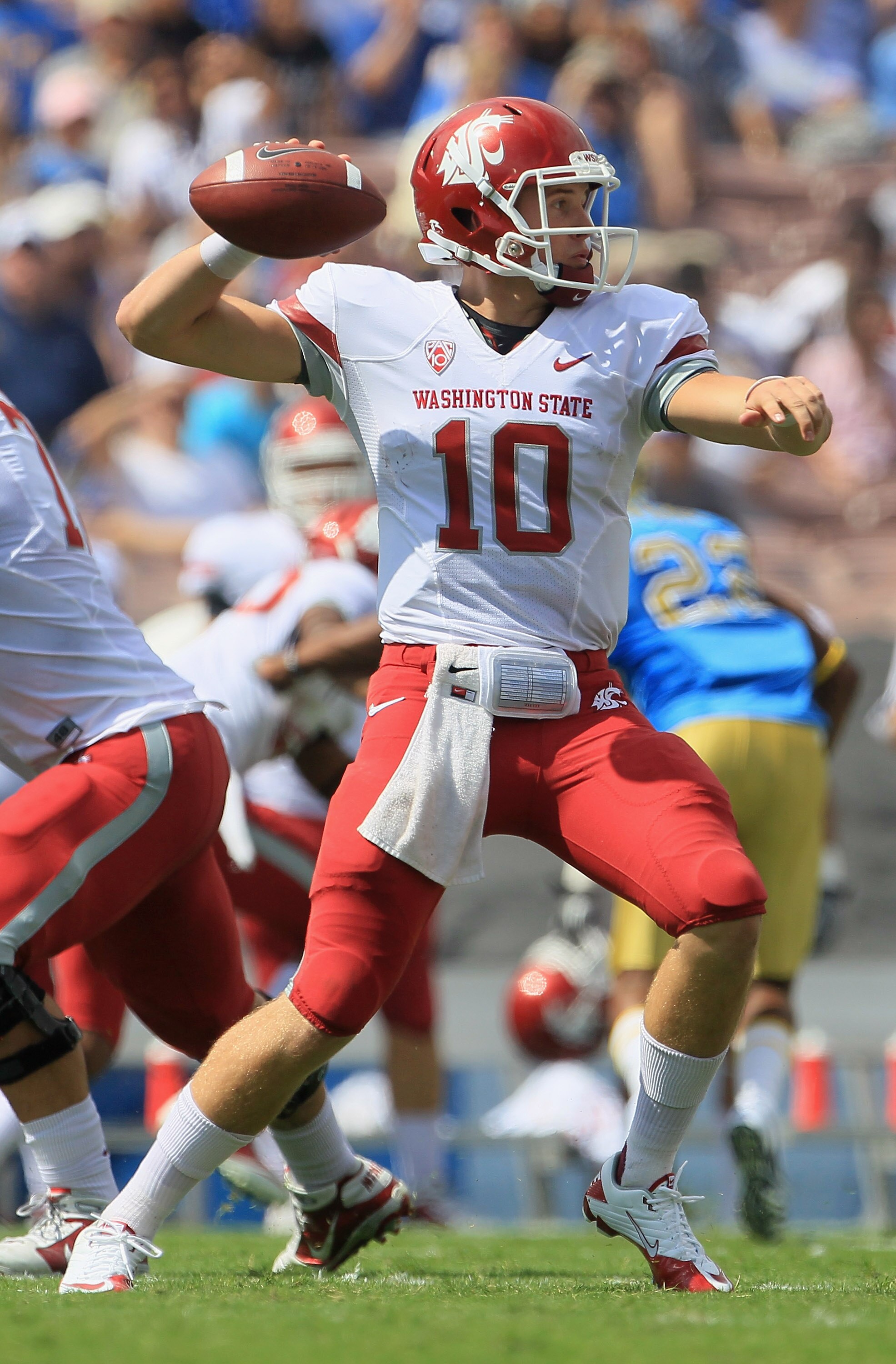 PASADENA, CA - OCTOBER 02:  Quarterback Jeff Tuel #10 of the Washington State Cougars drops back to pass against the UCLA Bruins during the first quarter at the Rose Bowl on October 2, 2010 in Pasadena, California.  (Photo by Jeff Gross/Getty Images)