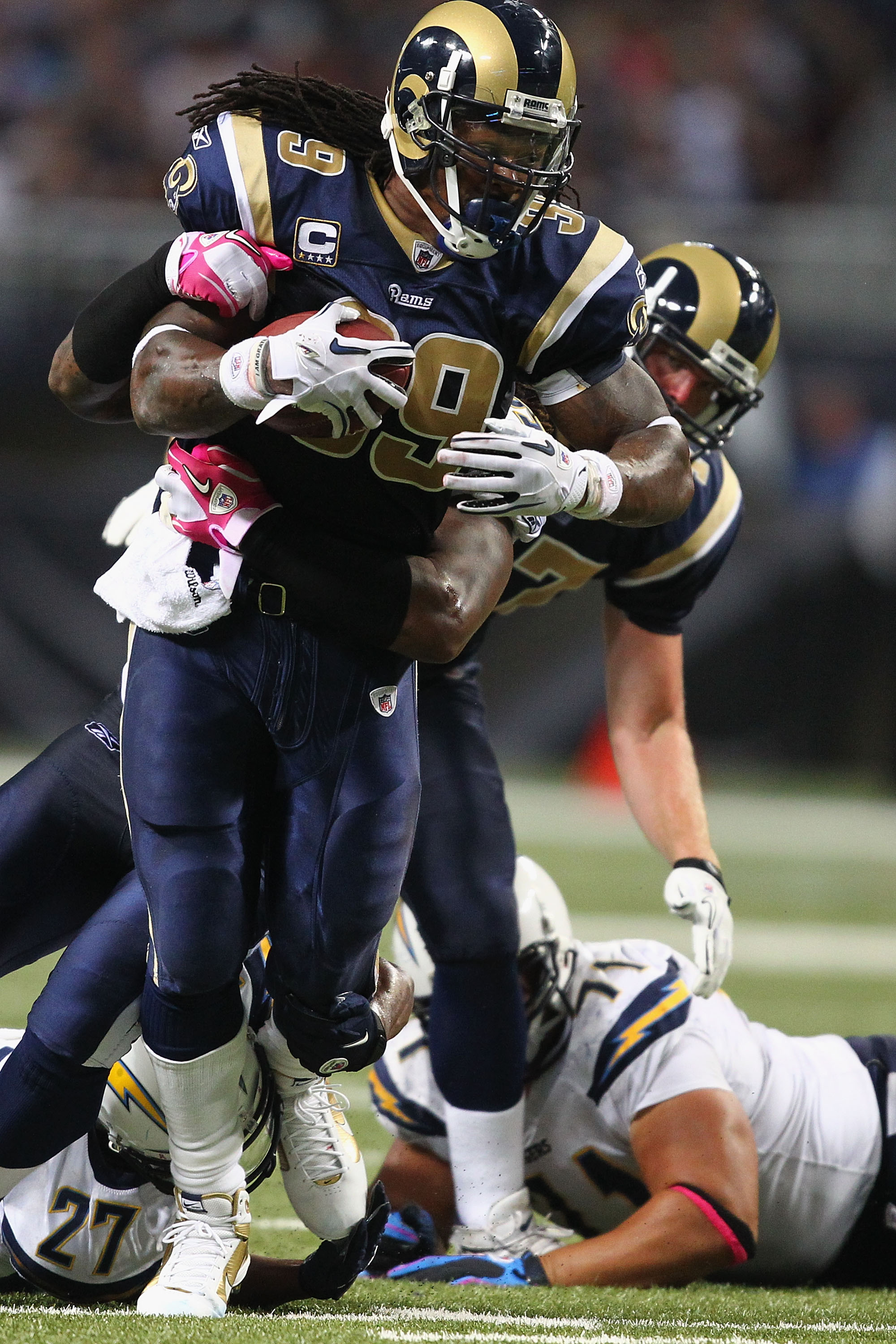 ST. LOUIS - OCTOBER 17: Steven Jackson #39 of the St. Louis Rams rushes against the San Diego Chargers at the Edward Jones Dome on October 17, 2010 in St. Louis, Missouri.  The Rams beat the Chargers 20-17.  (Photo by Dilip Vishwanat/Getty Images)