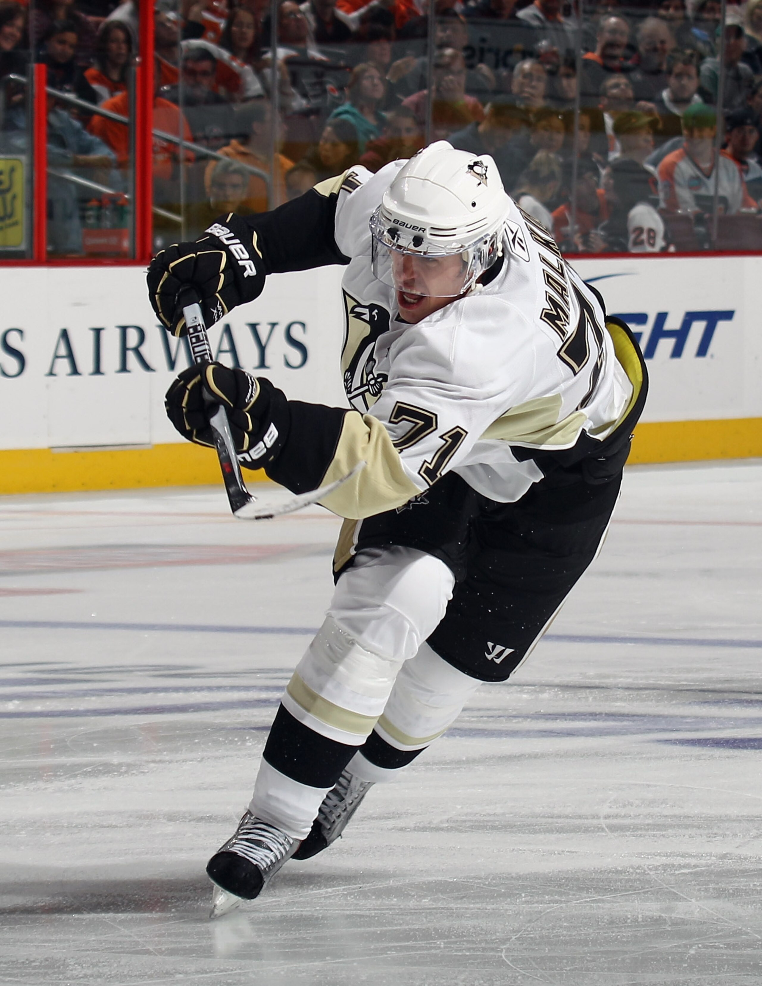 PHILADELPHIA - OCTOBER 16:  Evgeni Malkin #71 of the Pittsburgh Penguins skates against the Philadelphia Flyers at the Wells Fargo Center on October 16, 2010 in Philadelphia, Pennsylvania.  (Photo by Bruce Bennett/Getty Images)