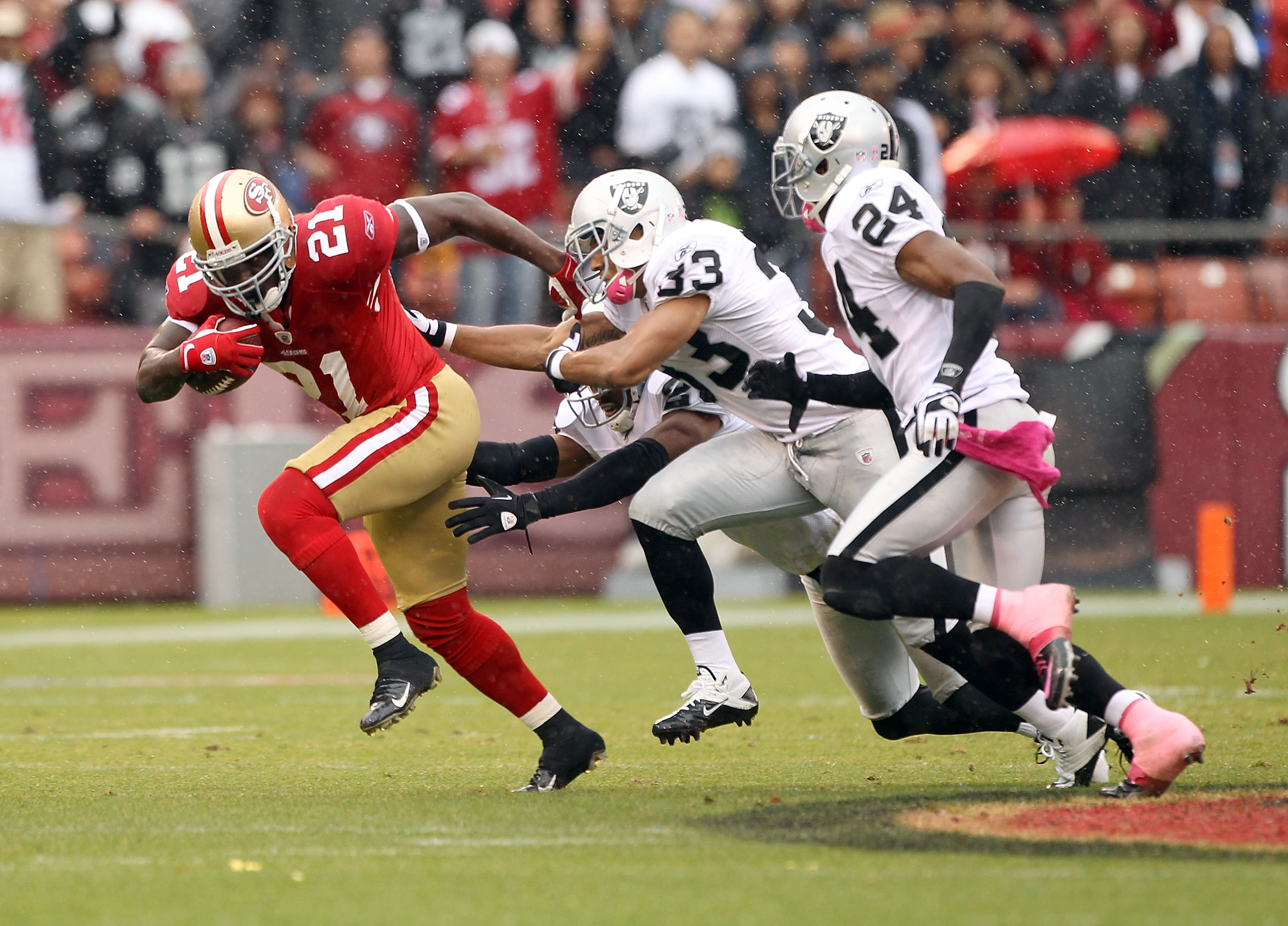 SAN FRANCISCO - OCTOBER 17: Frank Gore #21 of the San Francisco 49ers tries to outrun the Oakland Raiders at Candlestick Park on October 17, 2010 in San Francisco, California. (Photo by Ezra Shaw/Getty Images) SAN FRANCISCO - OCTOBER 17: Frank Gore #21 of the San Francisco 49ers tries to outrun the Oakland Raiders at Candlestick Park on October 17, 2010 in San Francisco, California. (Photo by Ezra Shaw/Getty Images)