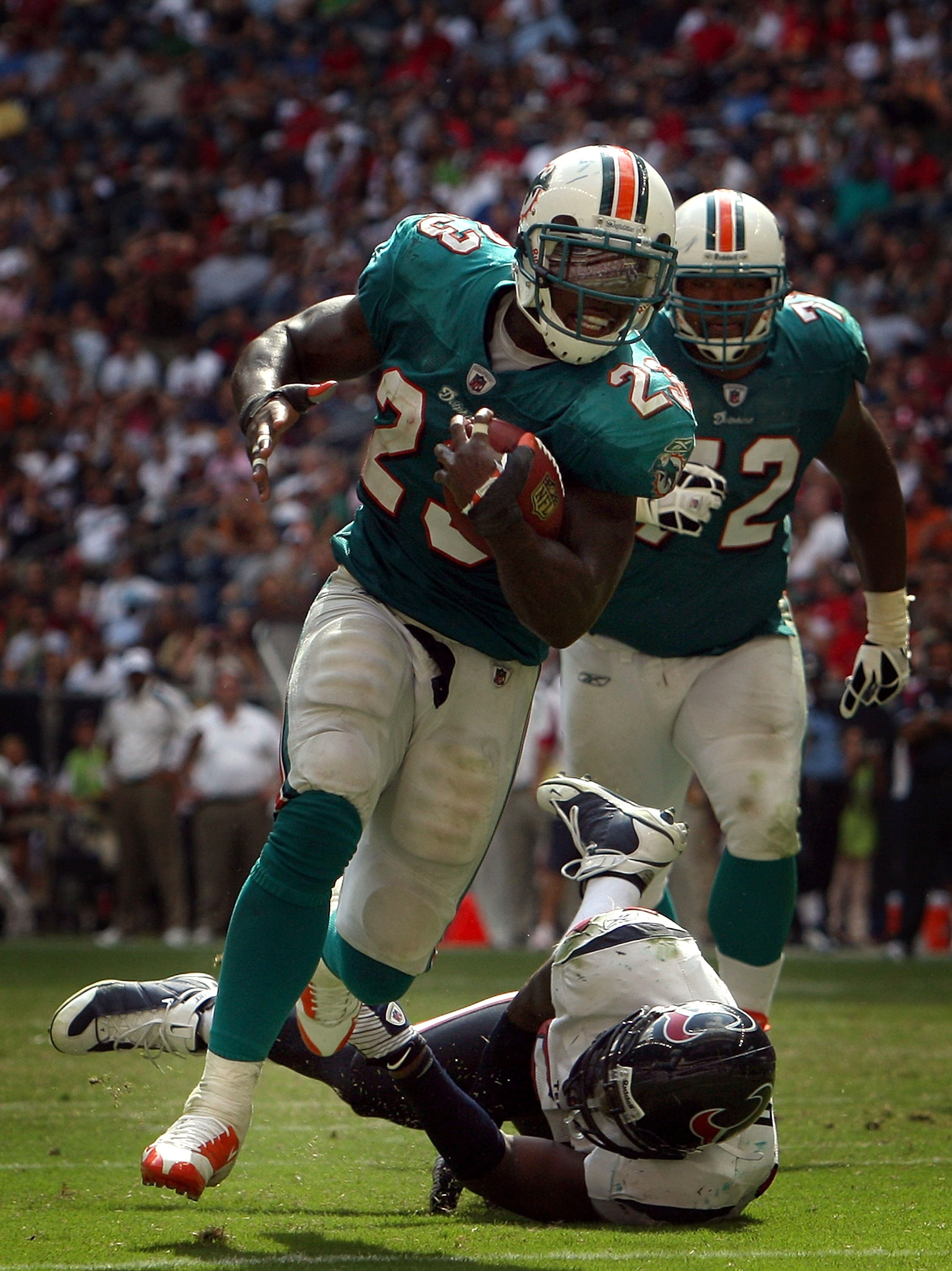 HOUSTON - OCTOBER 12:  Running back Ronnie Brown #23 of the Miami Dolphins runs for a touchdown past Zac Diles #54 of the Houston Texans at Reliant Stadium on October 12, 2008 in Houston, Texas.  (Photo by Ronald Martinez/Getty Images)
