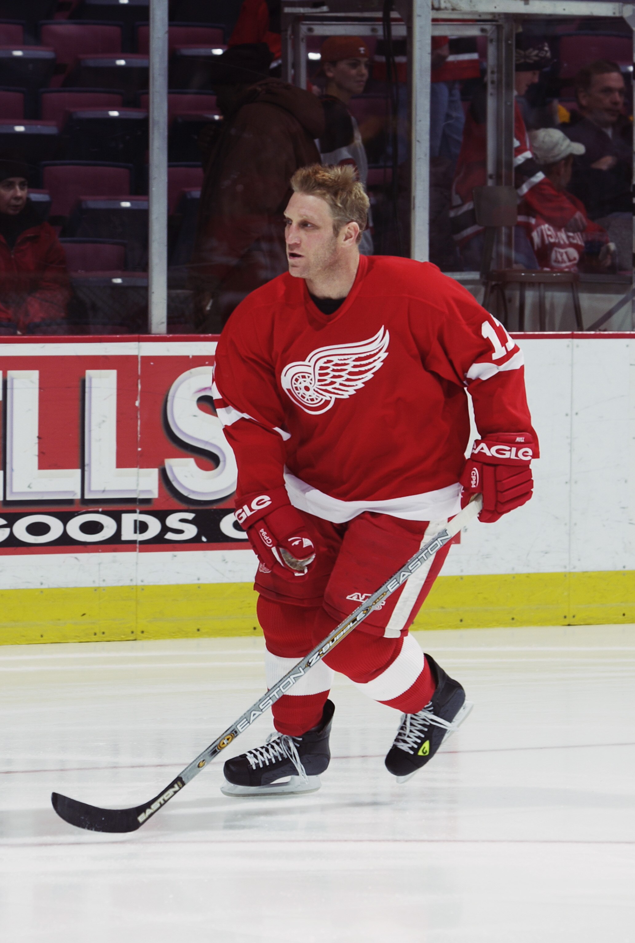 EAST RUTHERFORD, NJ - JANUARY 28:  Bret Hull #17 of the Detroit Red Wings warms up before the NHL game against the New Jersey Devils at Continental Airlines Arena on January 28, 2003 in East Rutherford, New Jersey.  The Devils defeated the Wings 1-0.  (Ph
