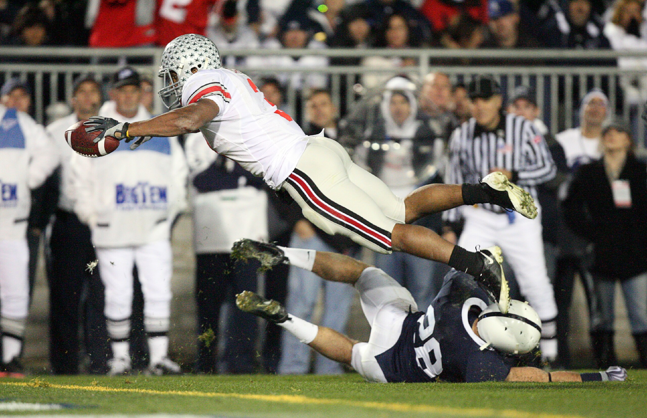 STATE COLLEGE, PA - NOVEMBER 7: Running back Brandon Saine #3 of the Ohio State Buckeyes dives for the end zone and scores a 6 yard touchdown during a game against the Penn State Nittany Lions on November 7, 2009 at Beaver Stadium in State College, Pennsy