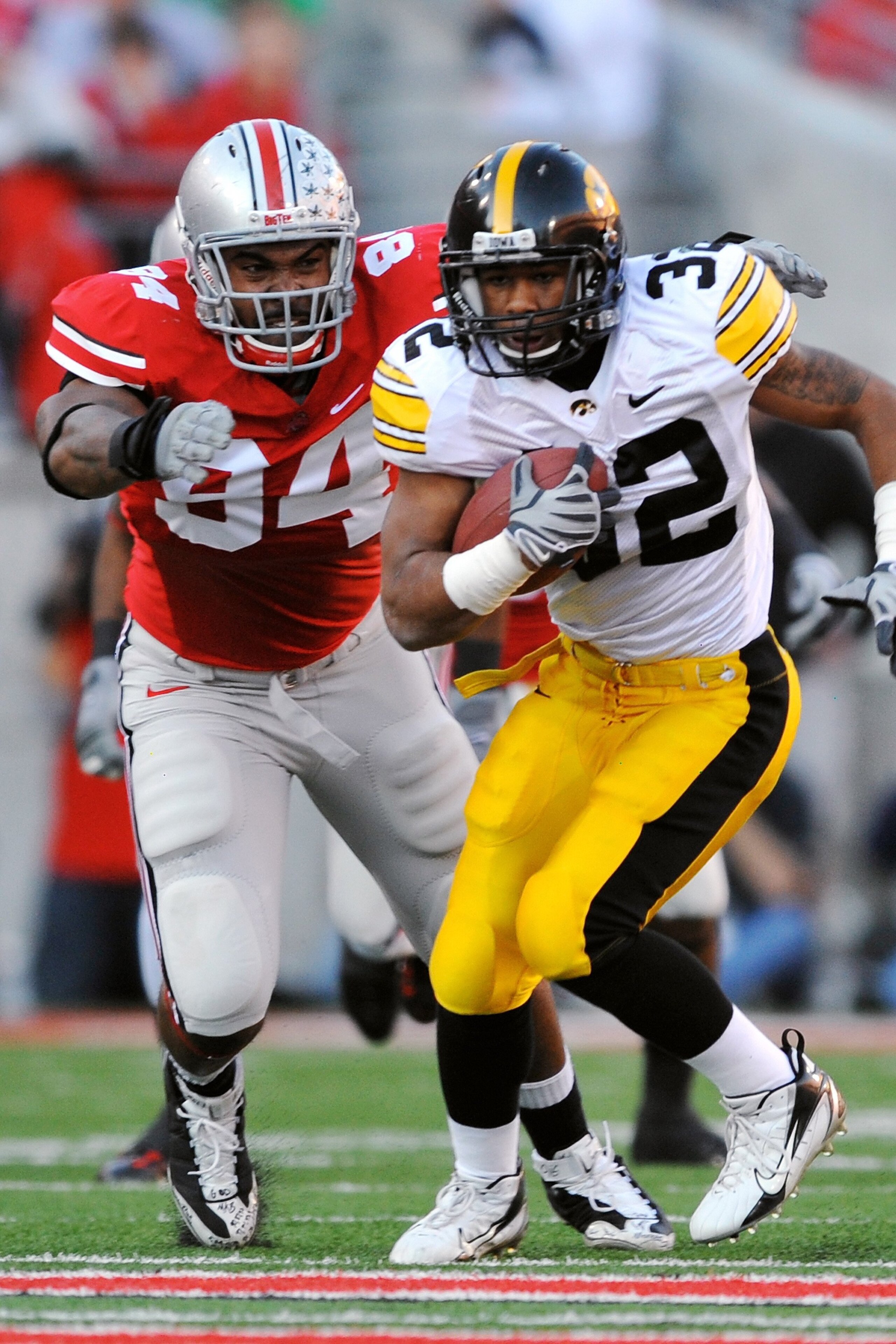 COLUMBUS, OH - NOVEMBER 14:  Defensive tackle Doug Worthington #84 of the Ohio State Buckeyes chases down running back Adam Robinson #32 of the Iowa Hawkeyes at Ohio Stadium on November 14, 2009 in Columbus, Ohio.  (Photo by Jamie Sabau/Getty Images)