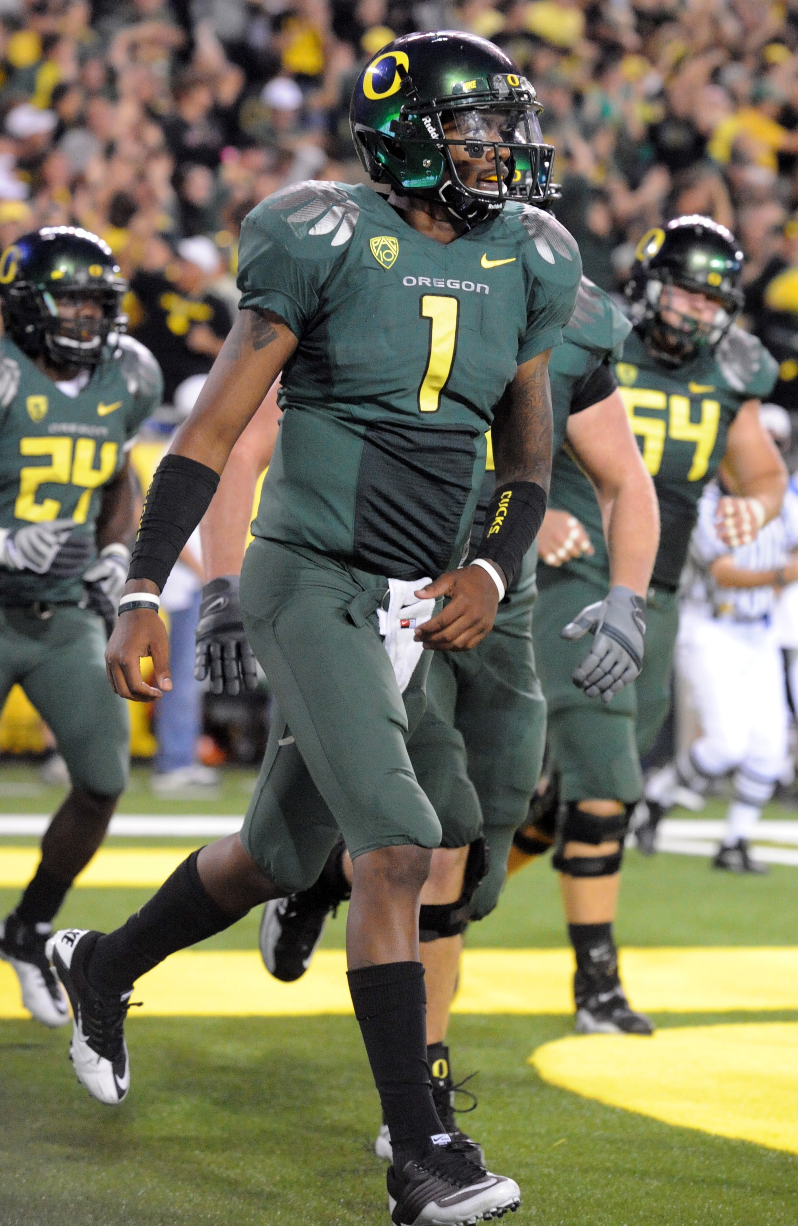 EUGENE, OR - OCTOBER 2: Quarterback Darron Thomas #1 of the Oregon Ducks celebrates after scoring a touchdown in the third quarter of the game against the Stanford Cardinal at Autzen Stadium on October 2, 2010 in Eugene, Oregon. Oregon won the game 52-31. EUGENE, OR - OCTOBER 2: Quarterback Darron Thomas #1 of the Oregon Ducks celebrates after scoring a touchdown in the third quarter of the game against the Stanford Cardinal at Autzen Stadium on October 2, 2010 in Eugene, Oregon. Oregon won the game 52-31.
