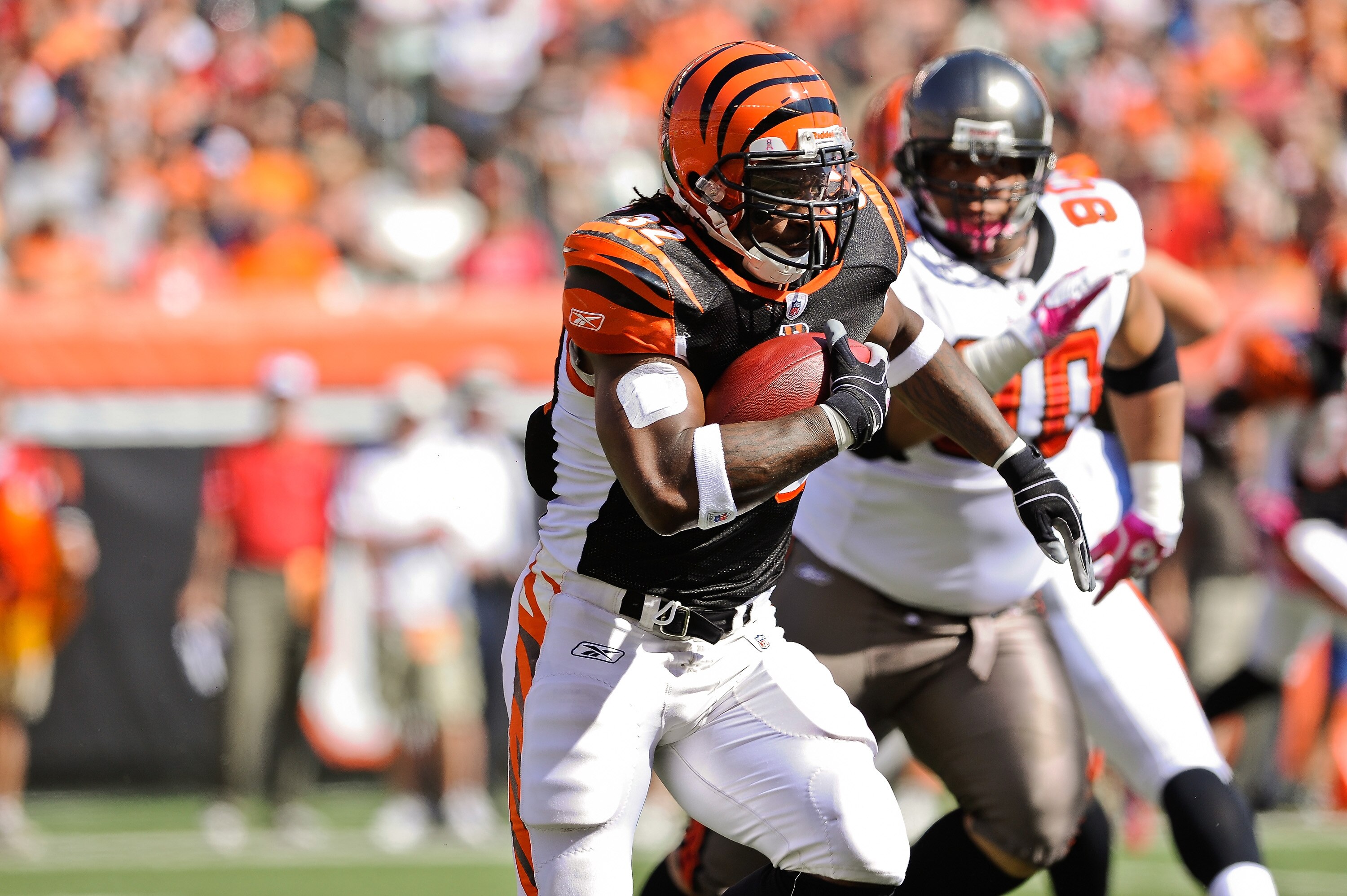 CINCINNATI, OH - OCTOBER 10: Cedric Benson #32 of the Cincinnati Bengals runs with the ball against the Tampa Bay Buccaneers at Paul Brown Stadium on October 10, 2010 in Cincinnati, Ohio. (Photo by Jamie Sabau/Getty Images)