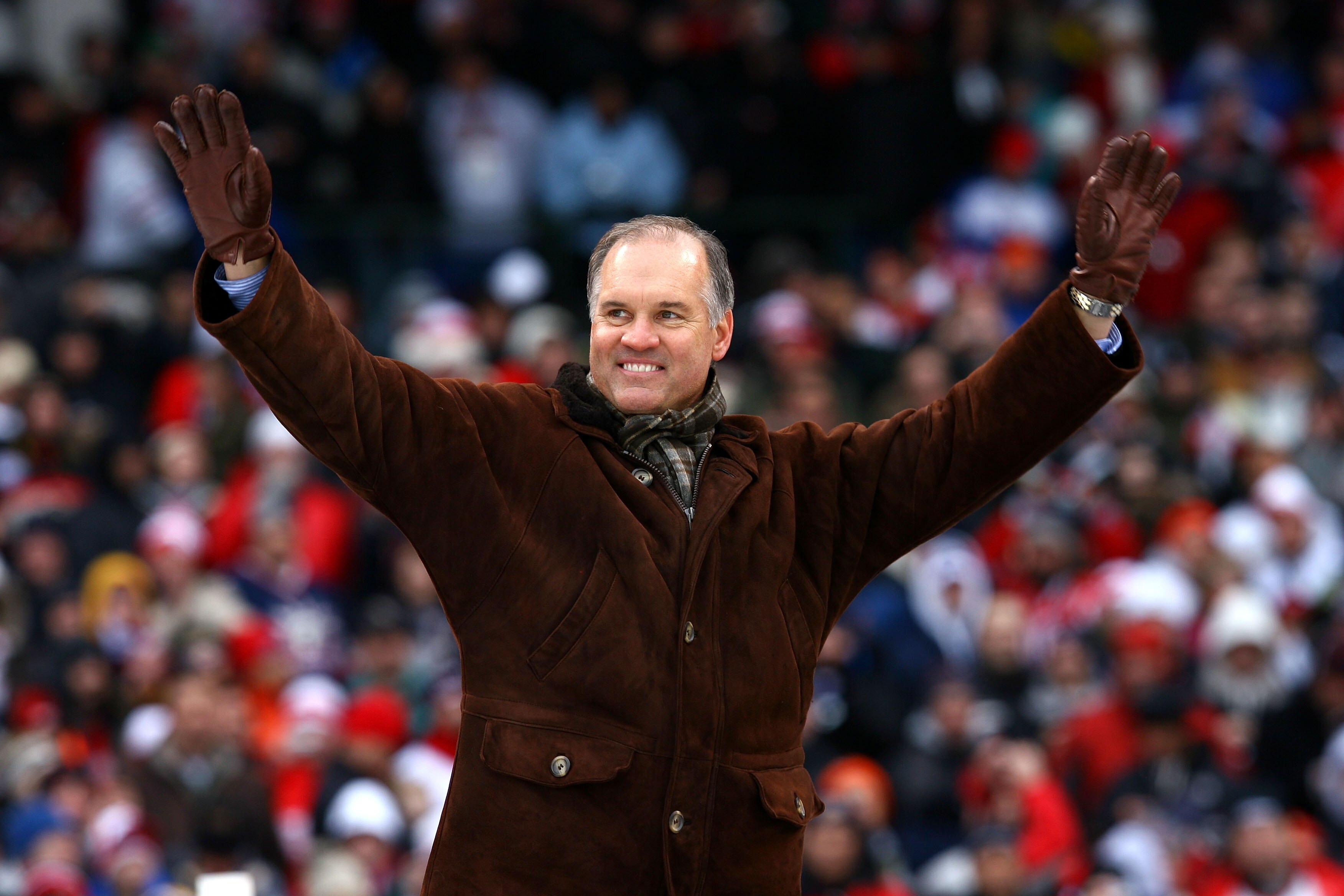 CHICAGO - JANUARY 01:  Former Chicago Cubs second baseman and Hall of Famer Ryne Sandberg waves to the fans during pregame festivities prior to the Winter Classic between the Chicago Blackhawks and the Detroit Red Wings during the NHL Winter Classic at Wr