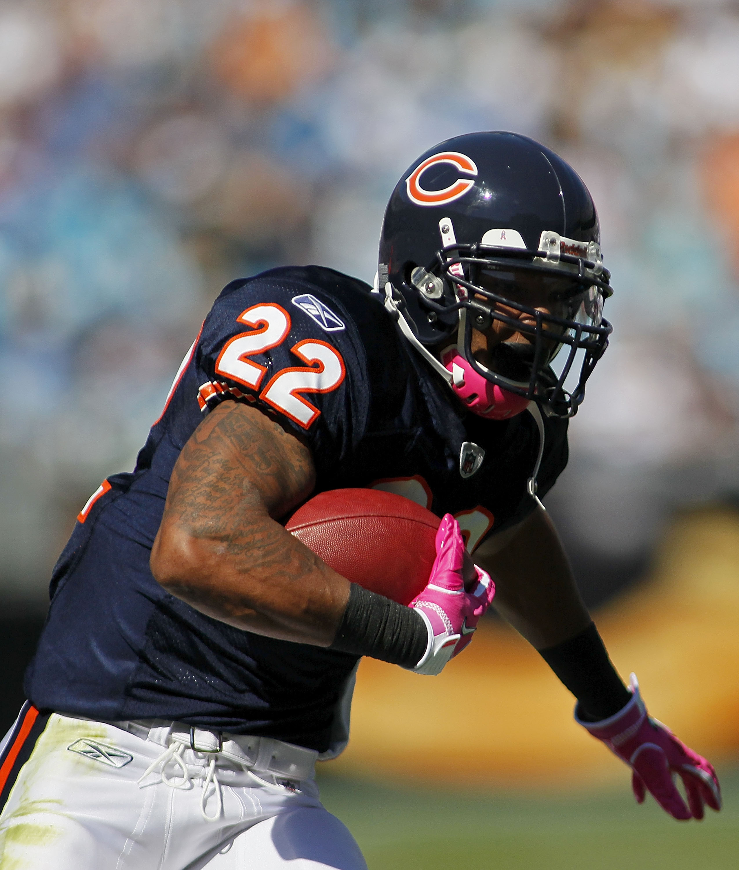 CHARLOTTE, NC - OCTOBER 10: Running back Matt Forte #22 of the Chicago Bears runs with the ball against the Carolina Panthers at Bank of America Stadium on October 10, 2010 in Charlotte, North Carolina. (Photo by Geoff Burke/Getty Images)