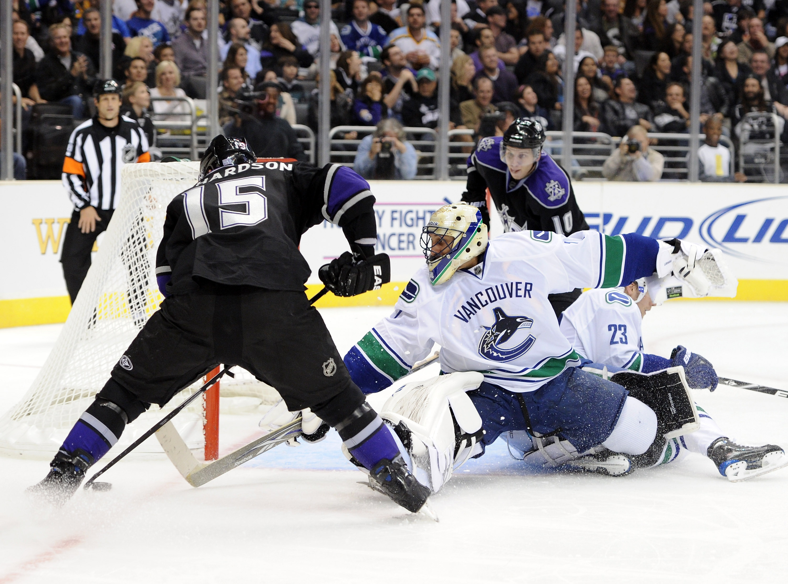 LOS ANGELES, CA - OCTOBER 15: Roberto Luongo #1 of the Vancouver Canucks makes a save on Brad Richardson #15 of the Los Angeles Kings during the second period at the Staples Center on October 15, 2010 in Los Angeles, California. (Photo by Harry How/Gett LOS ANGELES, CA - OCTOBER 15: Roberto Luongo #1 of the Vancouver Canucks makes a save on Brad Richardson #15 of the Los Angeles Kings during the second period at the Staples Center on October 15, 2010 in Los Angeles, California. (Photo by Harry How/Gett