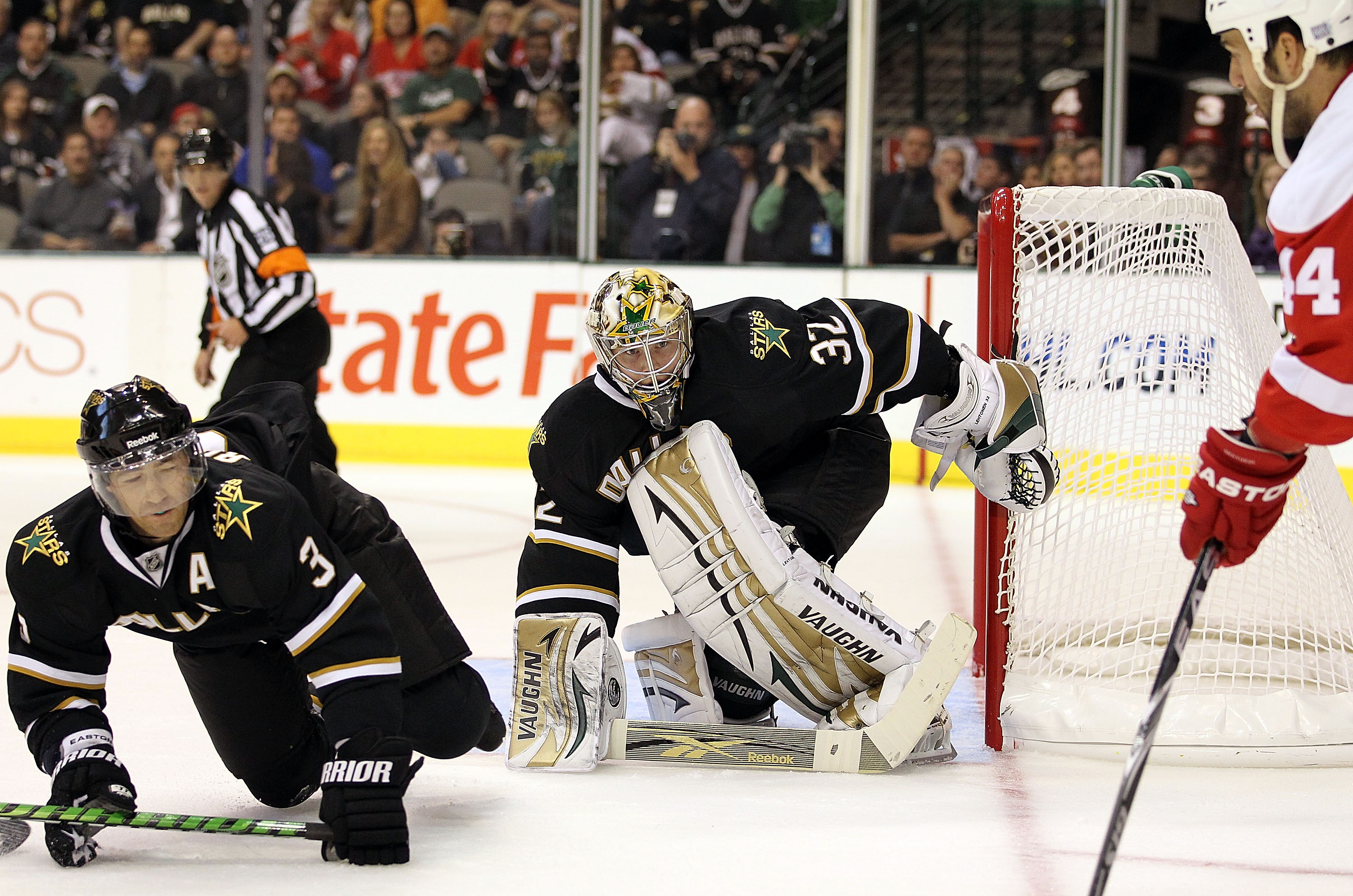 DALLAS - OCTOBER 14: Goaltender Kari Lehtonen #32 of the Dallas Stars at American Airlines Center on October 14, 2010 in Dallas, Texas. (Photo by Ronald Martinez/Getty Images) DALLAS - OCTOBER 14: Goaltender Kari Lehtonen #32 of the Dallas Stars at American Airlines Center on October 14, 2010 in Dallas, Texas. (Photo by Ronald Martinez/Getty Images)