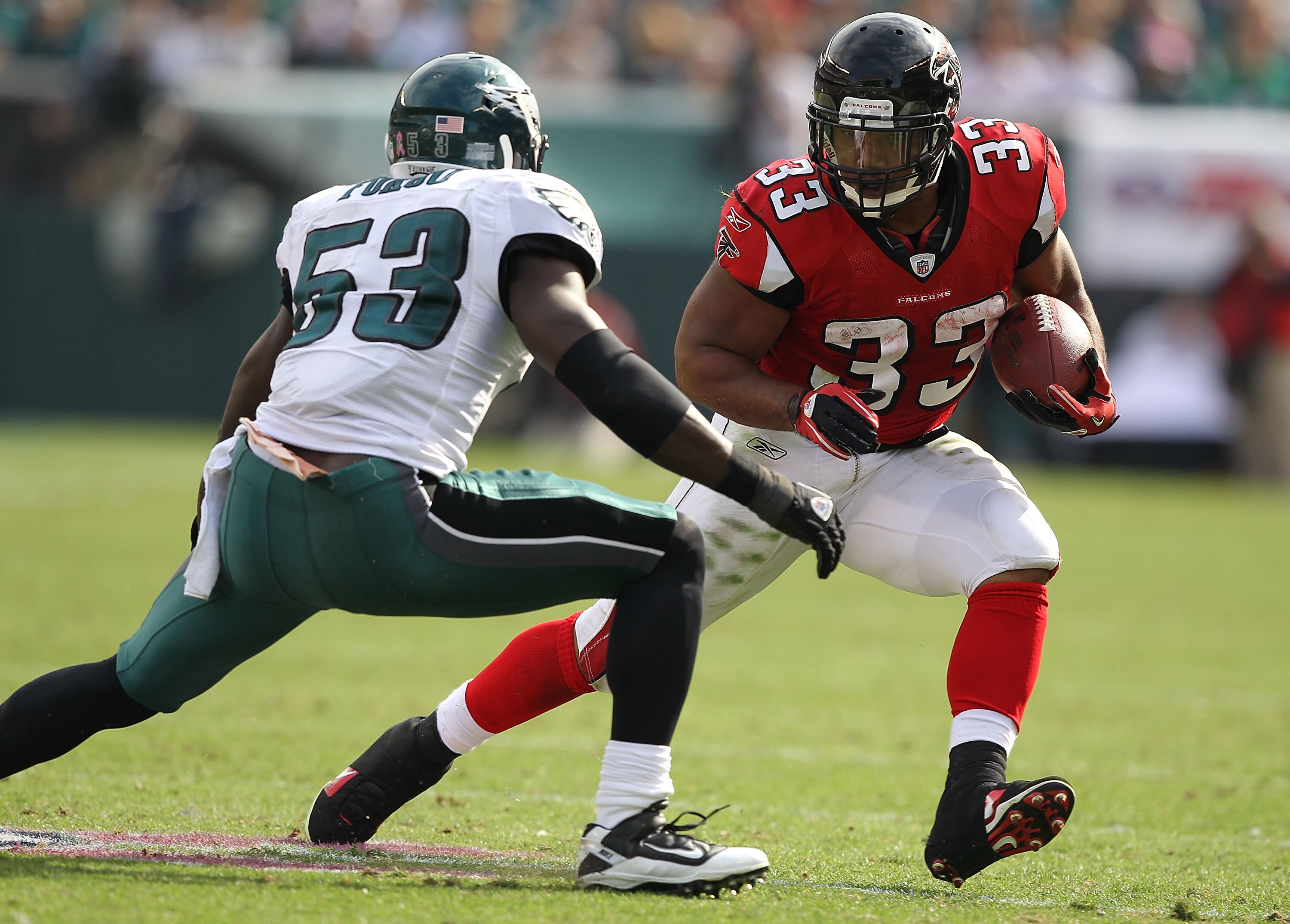 PHILADELPHIA - OCTOBER 17:  Michael Turner #33  of the Atlanta Falcons runs against Moise Fokou #53 of the Philadelphia Eagles during their game at Lincoln Financial Field on October 17, 2010 in Philadelphia, Pennsylvania.  (Photo by Al Bello/Getty Images