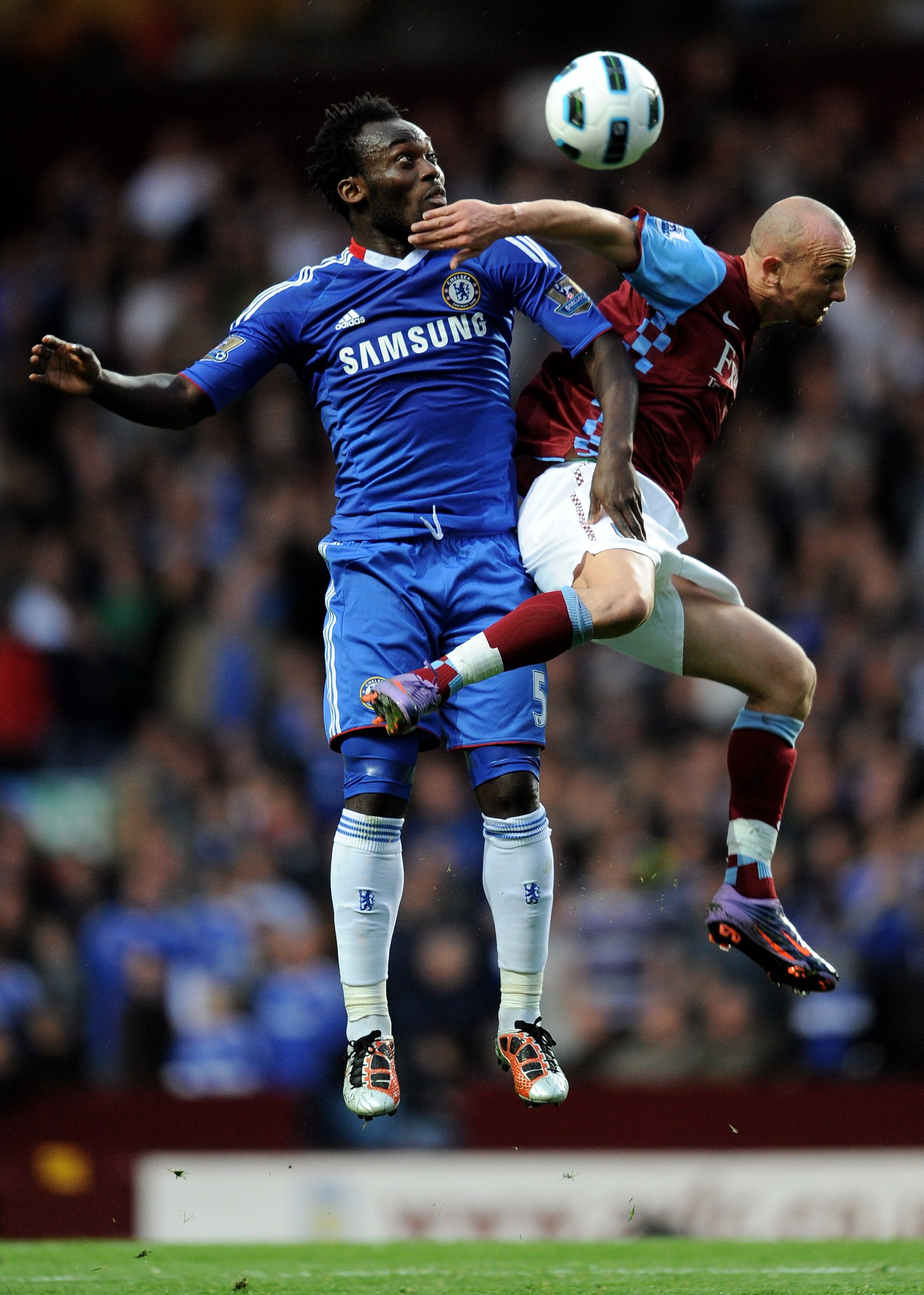 BIRMINGHAM, ENGLAND - OCTOBER 16:  Stephen Ireland of Aston Villa competes for the ball in the air with Michael Essien of Chelsea during the Barclays Premier League match between Aston Villa and Chelsea at Villa Park on October 16, 2010 in Birmingham, Eng