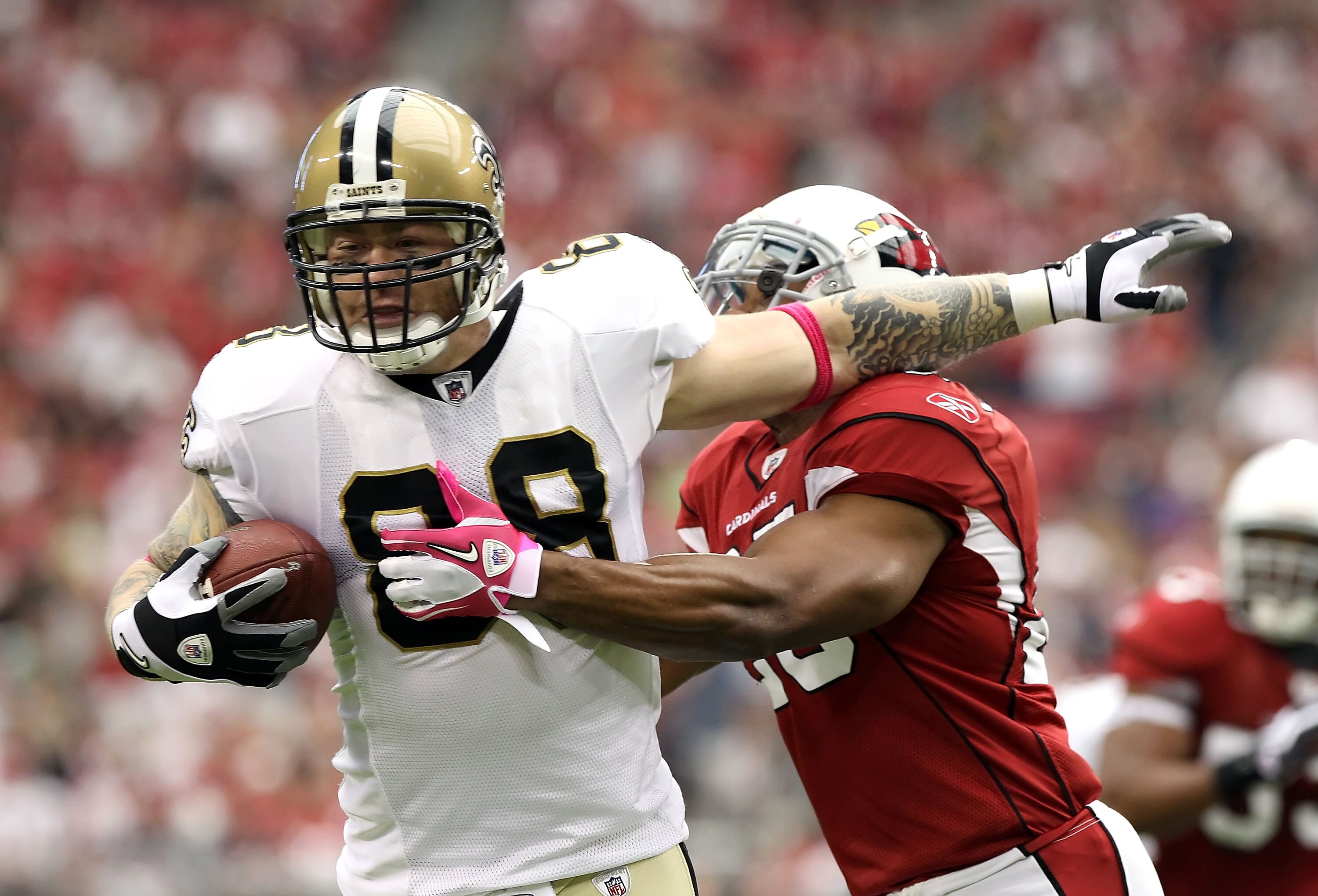 GLENDALE, AZ - OCTOBER 10:  Tight end Jeremy Shockey #88 of the New Orleans Saints runs with the football after a reception past Kerry Rhodes #25 of the Arizona Cardinals during the first quarter of the NFL game at the University of Phoenix Stadium on Oct